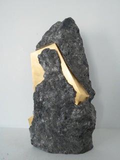 Sezione Aurea 2024-024 by Mattia Bosco - Escultura de mármol y pan de oro, roca