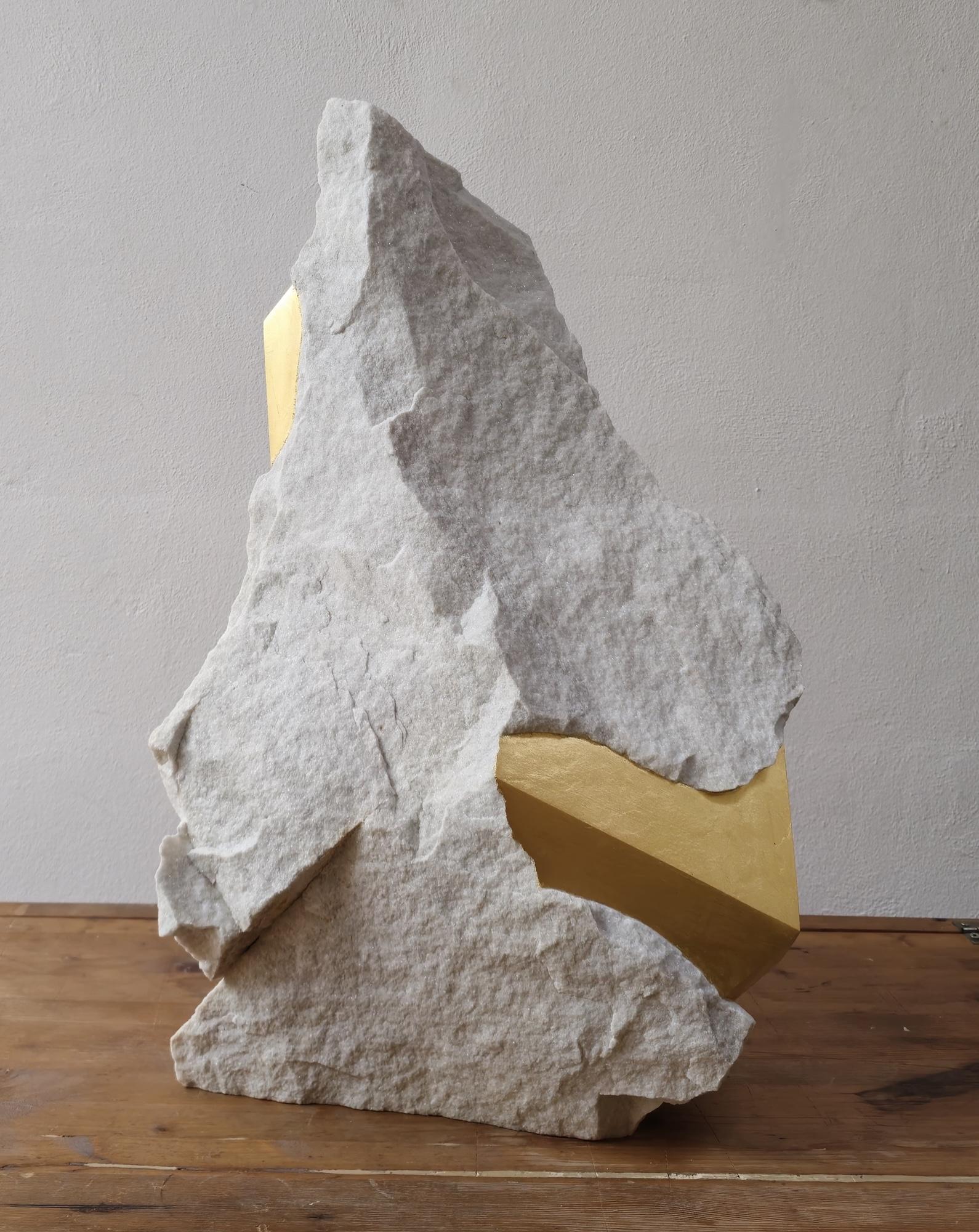 Sezione Aurea 2024-027 di Mattia Bosco - Scultura, marmo bianco, foglia d'oro in vendita 9