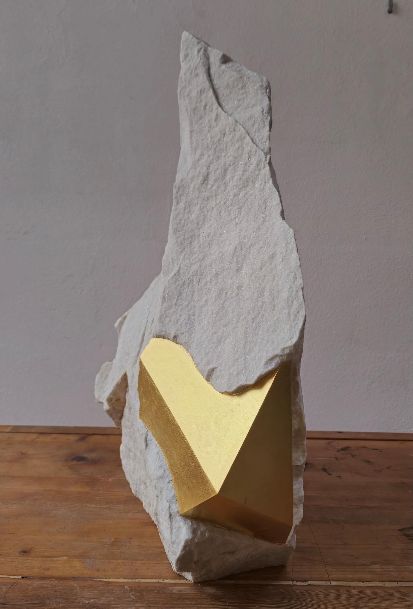 Sezione Aurea 2024-027 di Mattia Bosco - Scultura, marmo bianco, foglia d'oro in vendita 10
