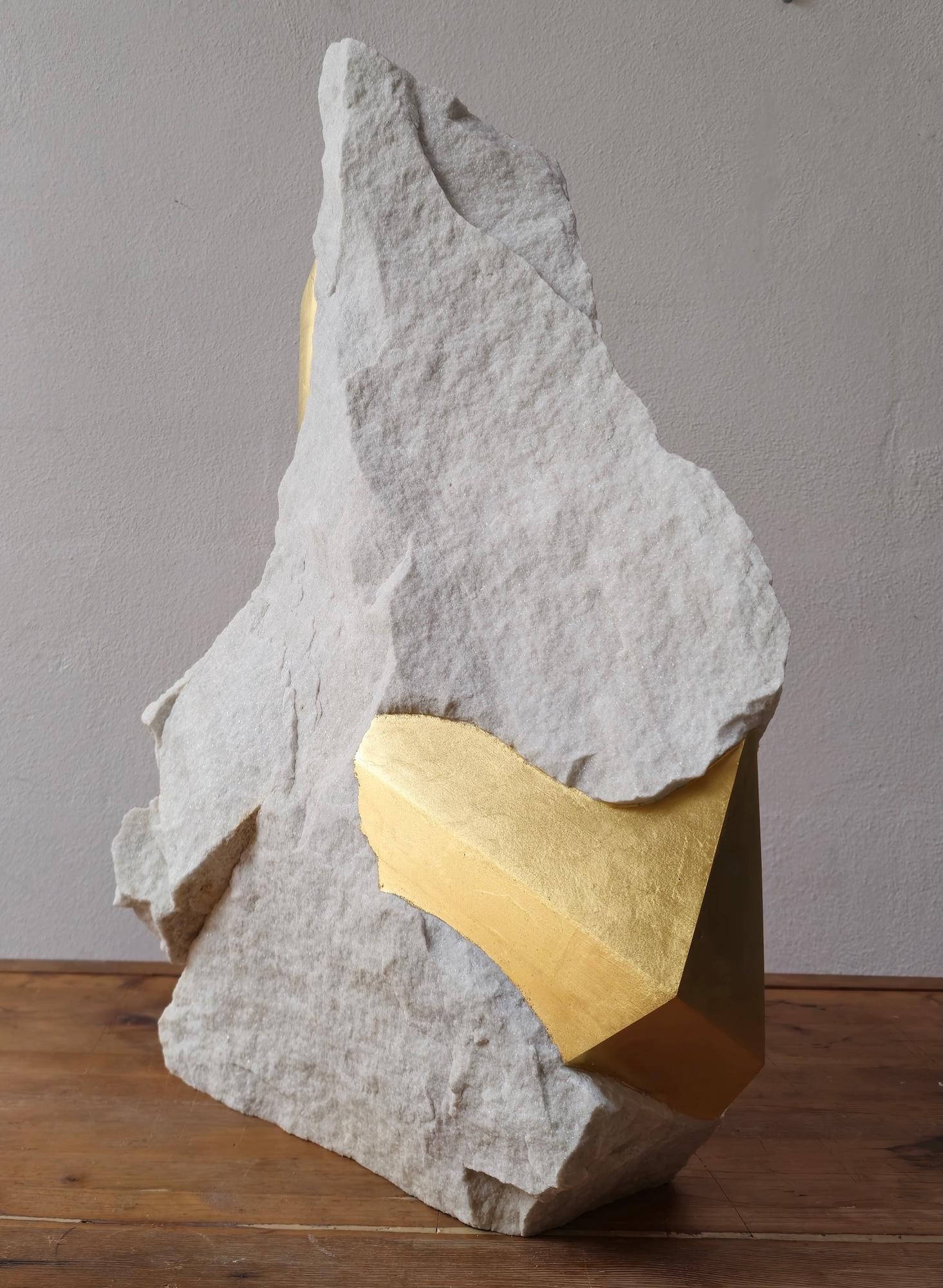 Sezione Aurea 2024-027 di Mattia Bosco - Scultura, marmo bianco, foglia d'oro in vendita 11