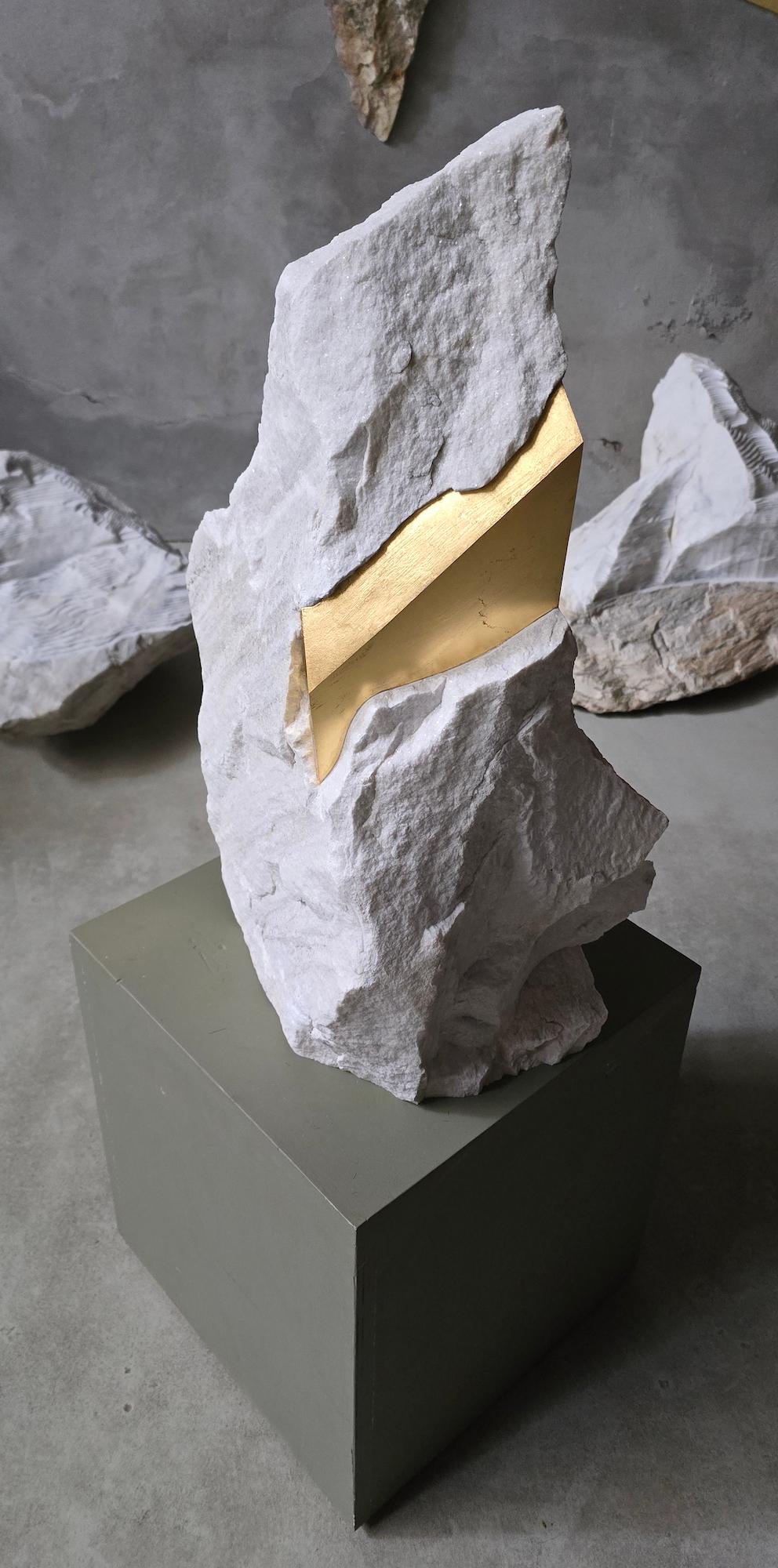 Sezione Aurea 2024-027 di Mattia Bosco - Scultura, marmo bianco, foglia d'oro in vendita 1