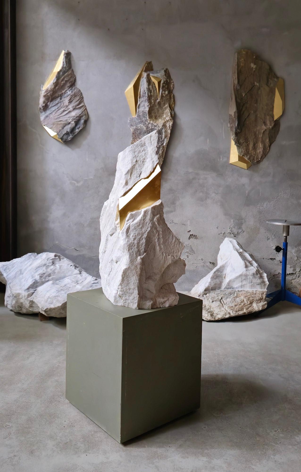 Sezione Aurea 2024-027 di Mattia Bosco - Scultura, marmo bianco, foglia d'oro in vendita 2