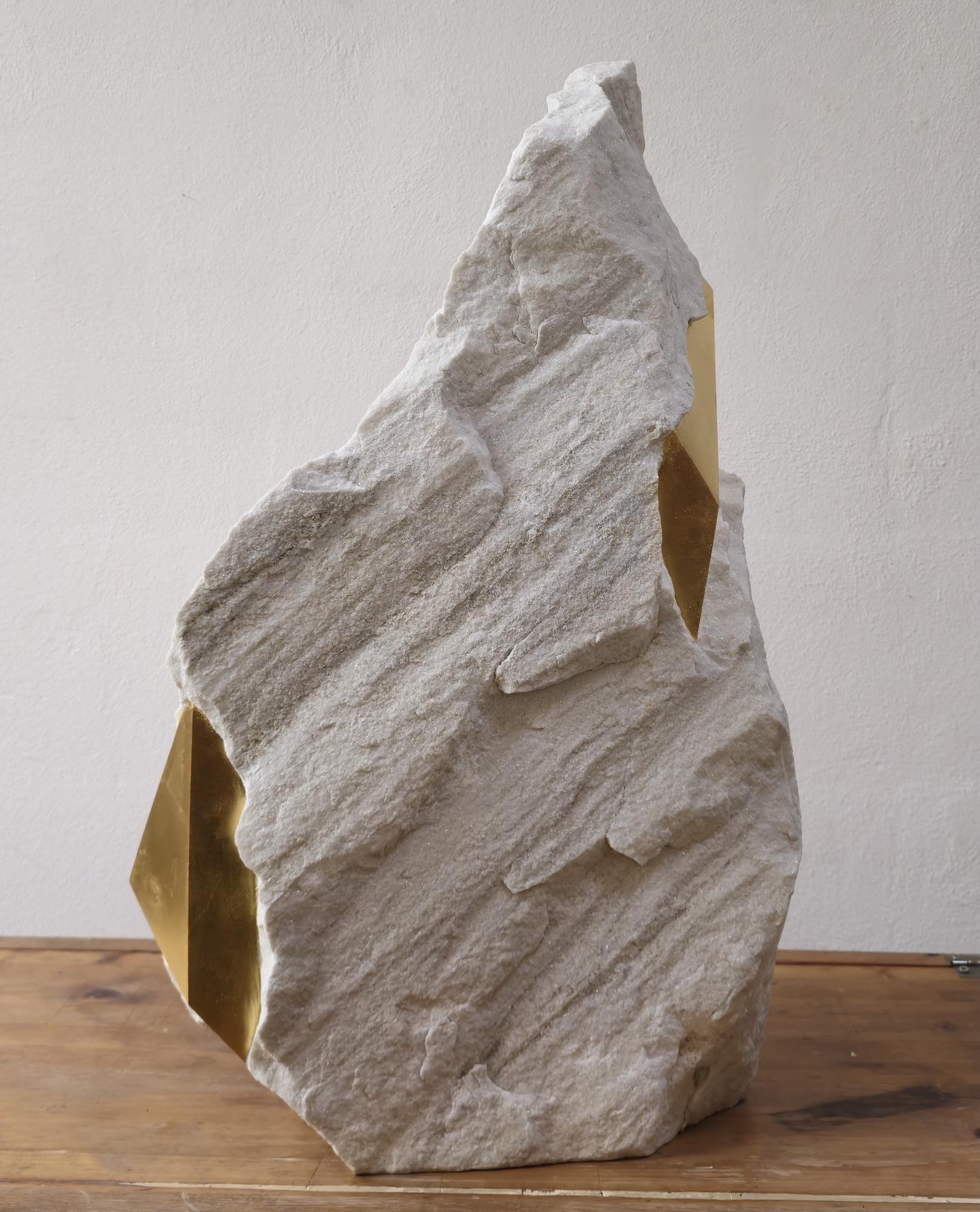 Sezione Aurea 2024-027 di Mattia Bosco - Scultura, marmo bianco, foglia d'oro in vendita 3