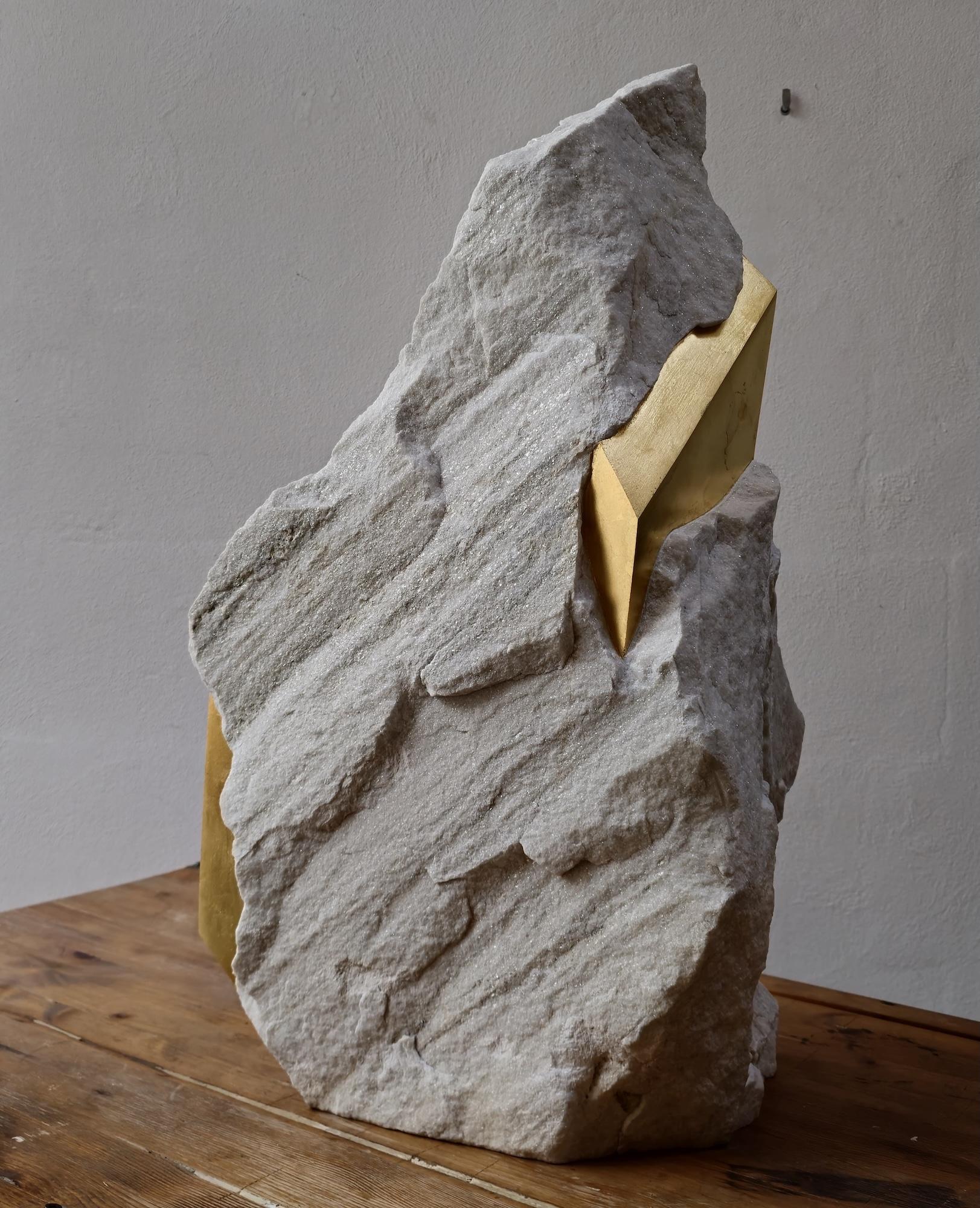 Sezione Aurea 2024-027 di Mattia Bosco - Scultura, marmo bianco, foglia d'oro in vendita 4