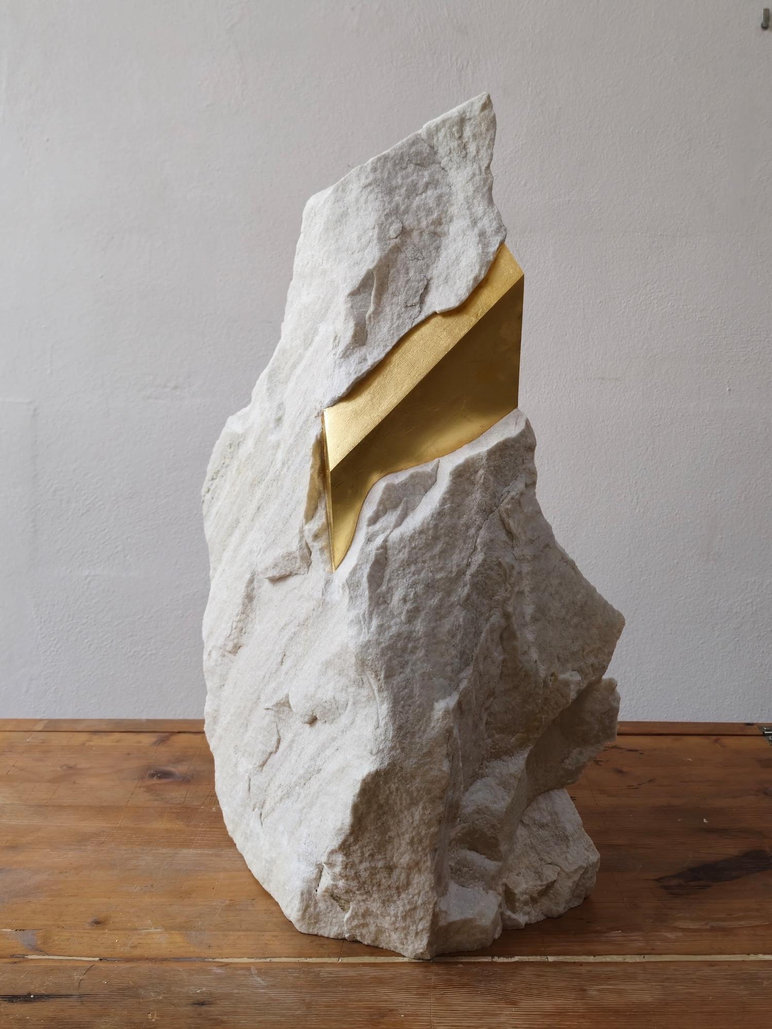 Sezione Aurea 2024-027 di Mattia Bosco - Scultura, marmo bianco, foglia d'oro in vendita 5