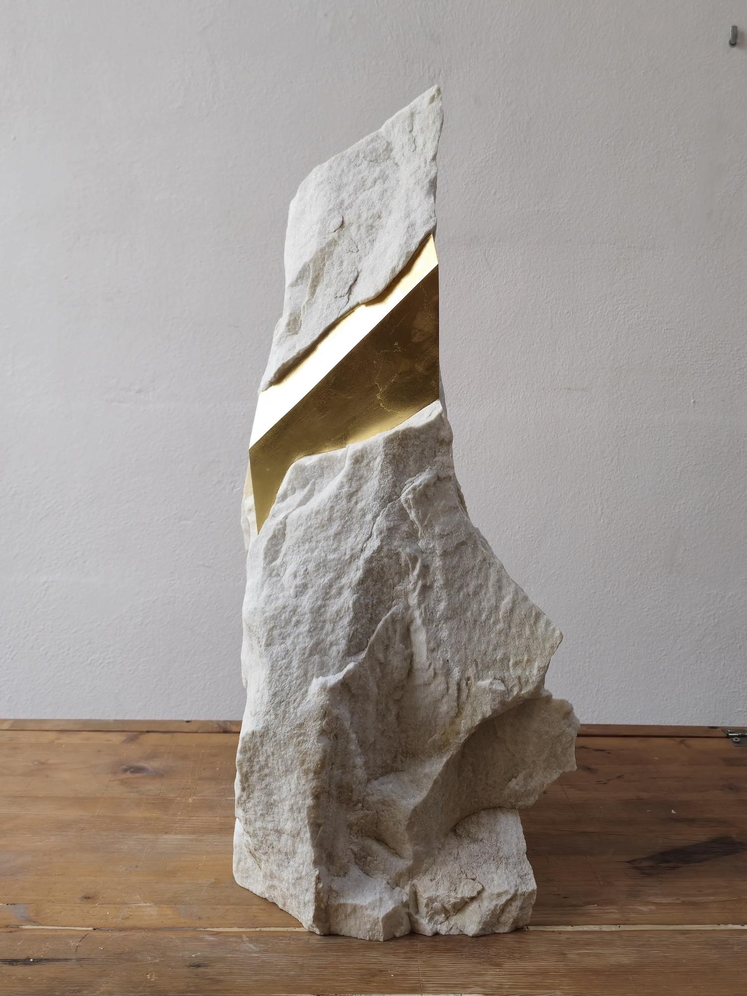 Sezione Aurea 2024-027 di Mattia Bosco - Scultura, marmo bianco, foglia d'oro in vendita 6