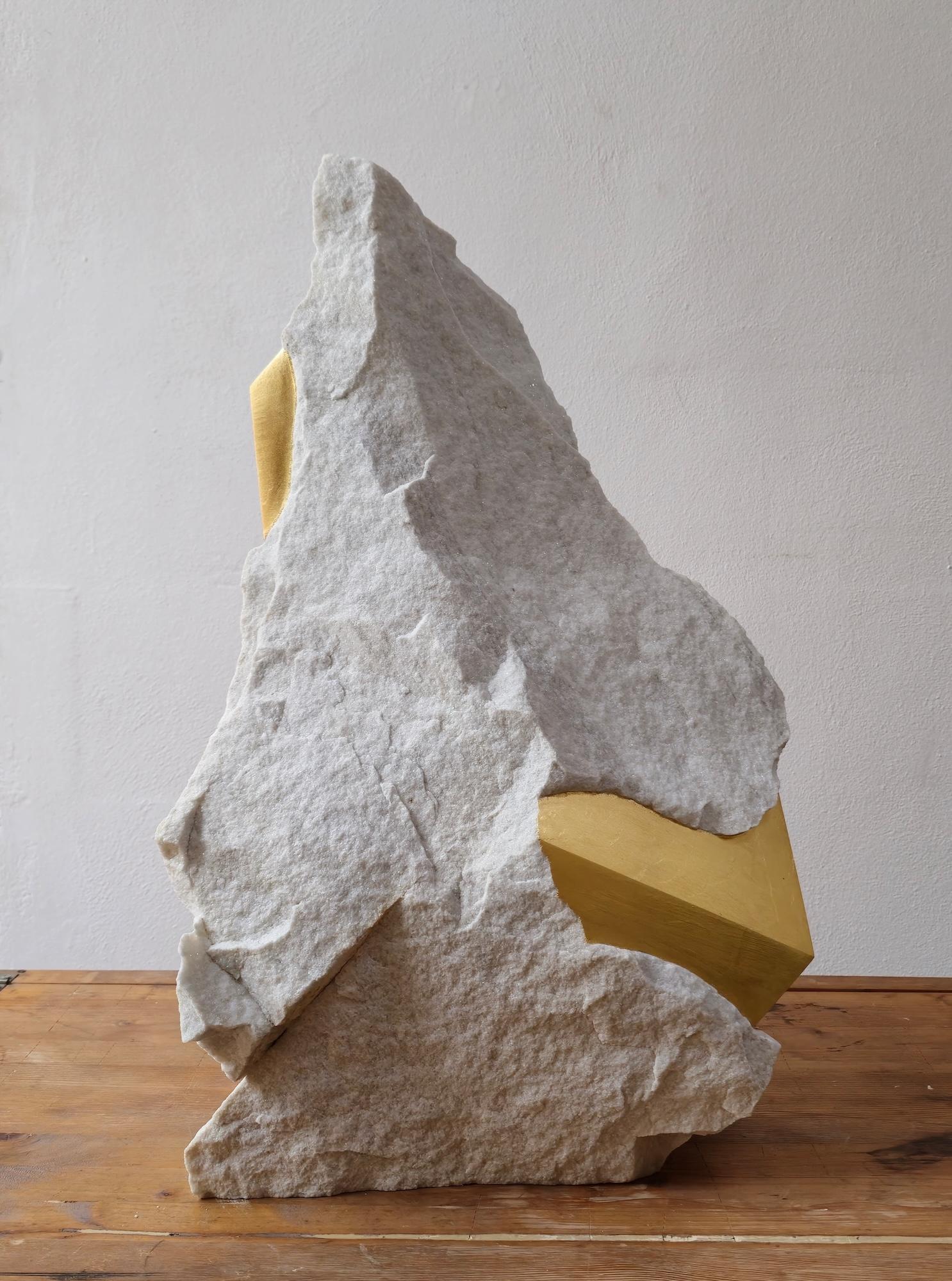 Sezione Aurea 2024-027 di Mattia Bosco - Scultura, marmo bianco, foglia d'oro in vendita 8