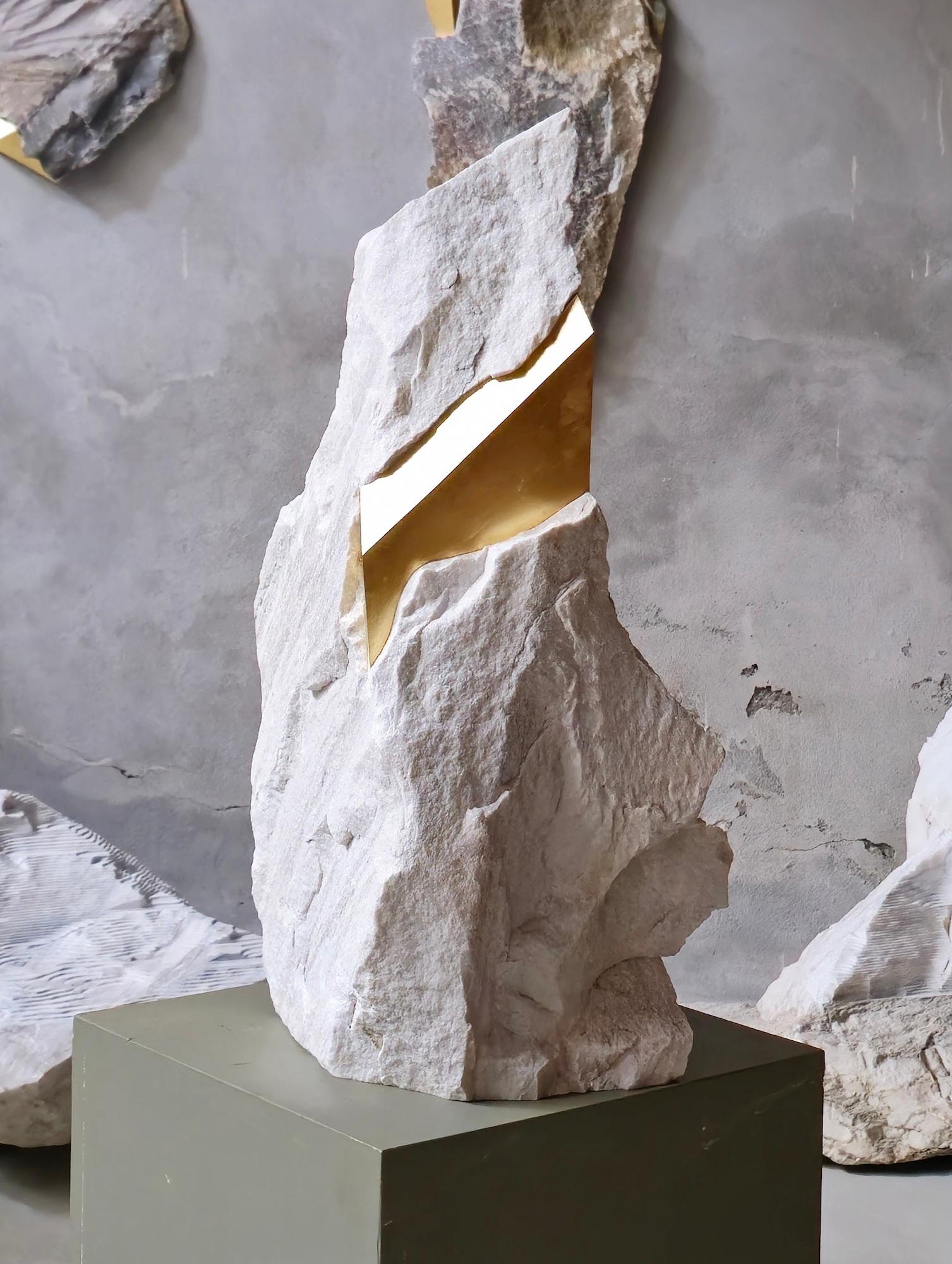 Sezione Aurea 2024-027 by Mattia Bosco - Sculpture, marbre blanc, feuille d'or