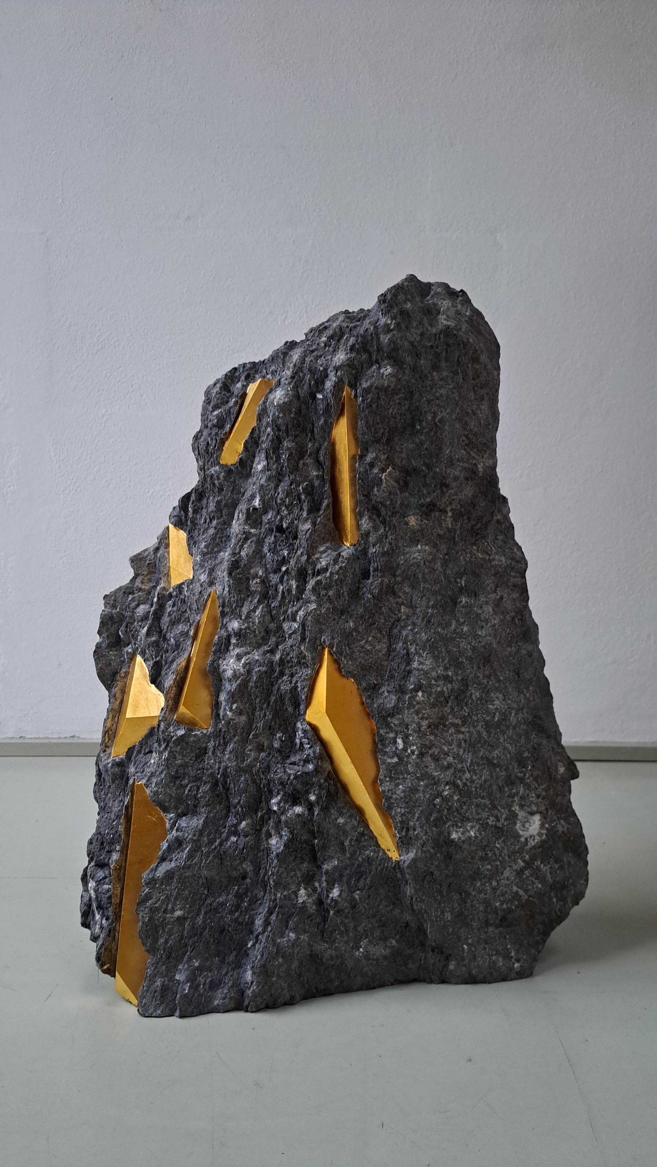 Sezione Aurea 55-2020 by Mattia Bosco - Sculpture en marbre et feuilles d'or