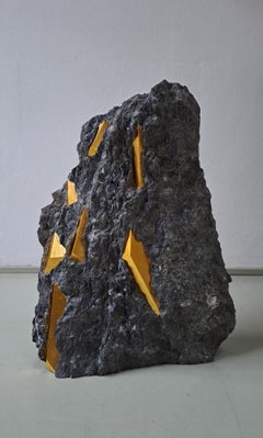 Sezione Aurea 55-2020 di Mattia Bosco - Scultura in marmo e foglia d'oro, roccia
