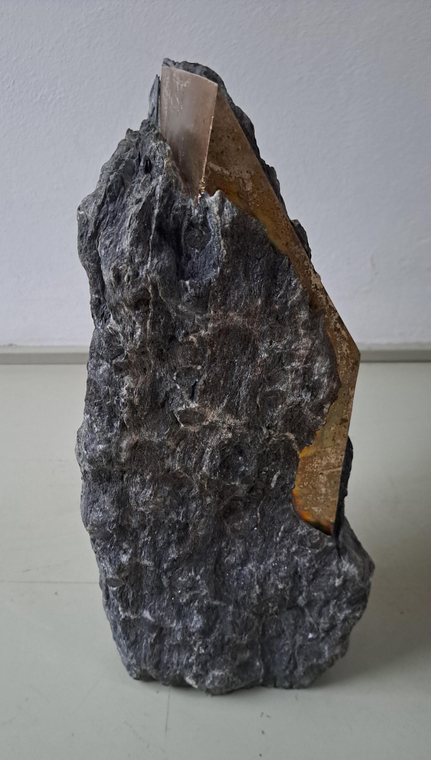 Sezione Aurea 57-2020 di Mattia Bosco - Scultura in marmo e foglia d'argento, roccia in vendita 9