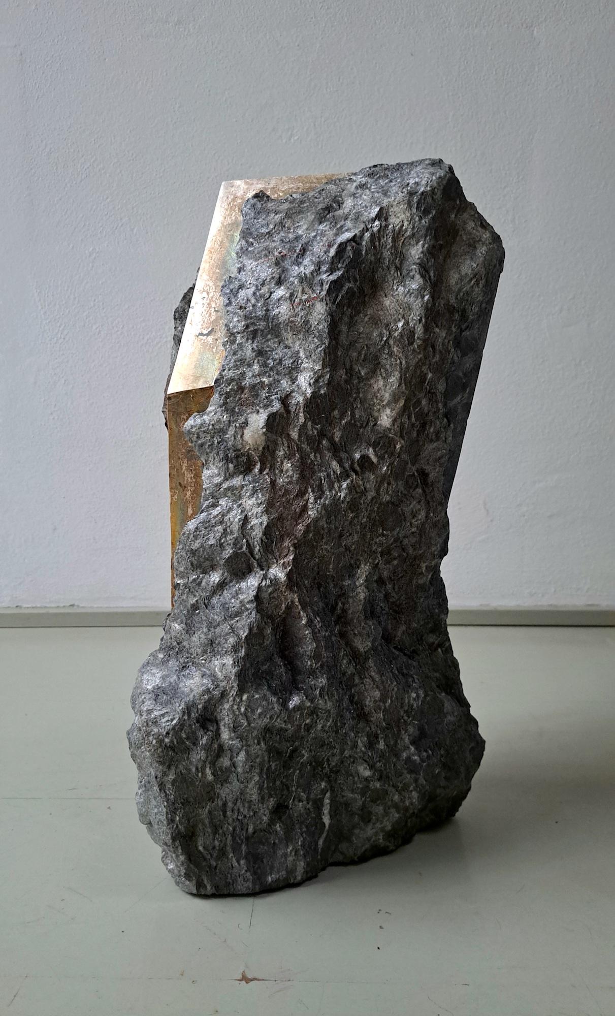 Sezione Aurea 57-2020 di Mattia Bosco - Scultura in marmo e foglia d'argento, roccia in vendita 1