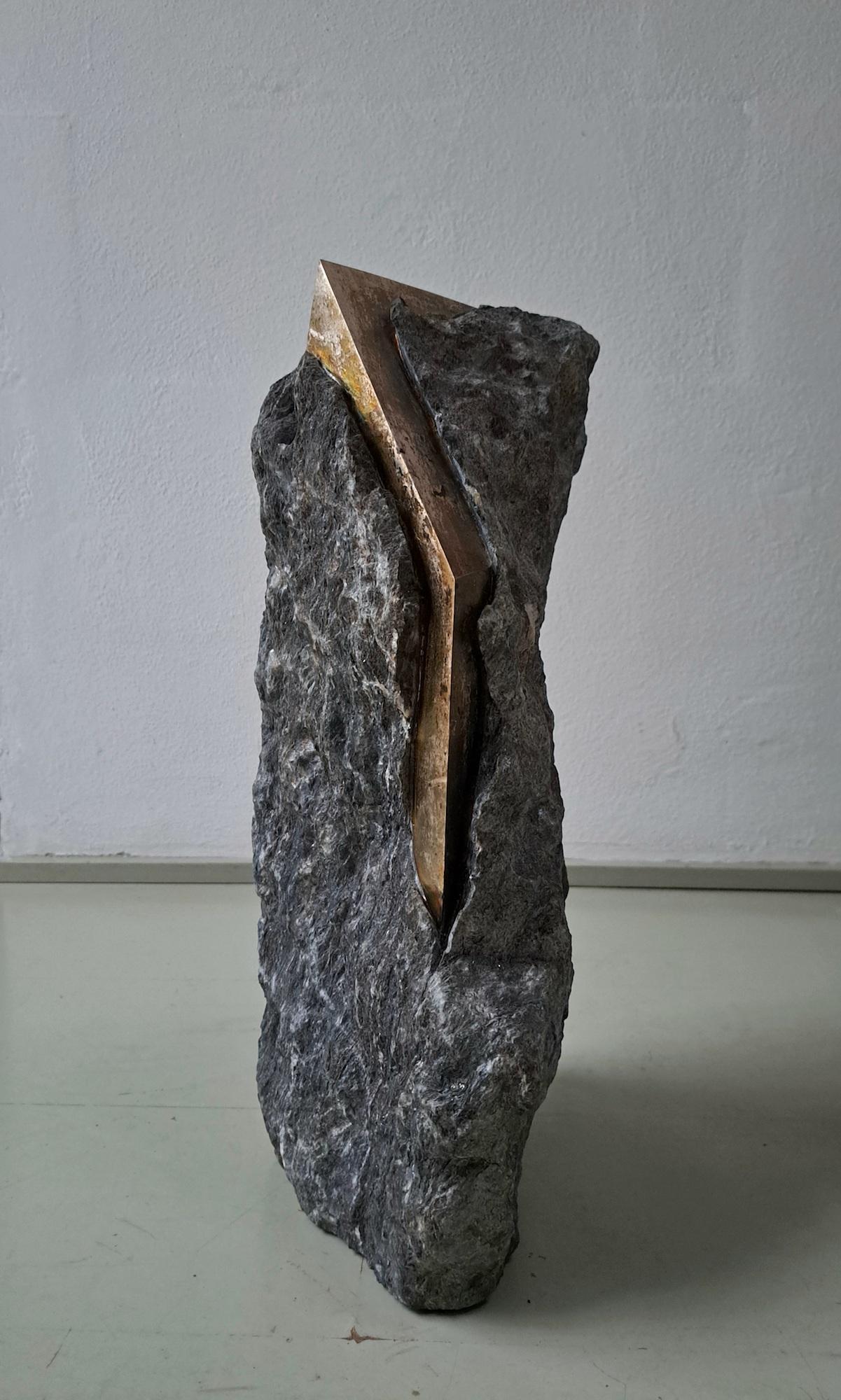 Sezione Aurea 57-2020 di Mattia Bosco - Scultura in marmo e foglia d'argento, roccia in vendita 2