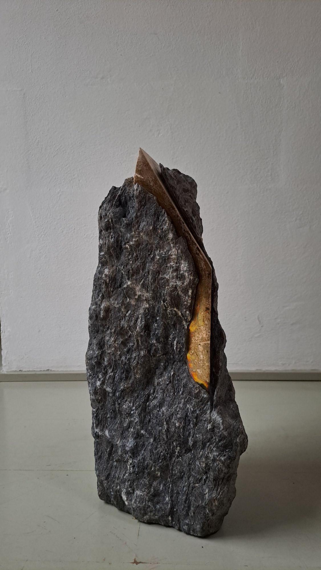 Sezione Aurea 57-2020 di Mattia Bosco - Scultura in marmo e foglia d'argento, roccia in vendita 3