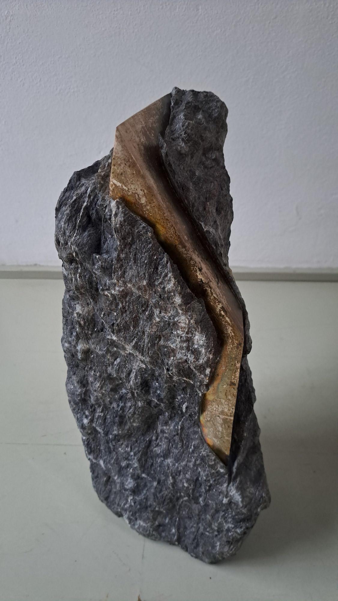 Sezione Aurea 57-2020 di Mattia Bosco - Scultura in marmo e foglia d'argento, roccia in vendita 4