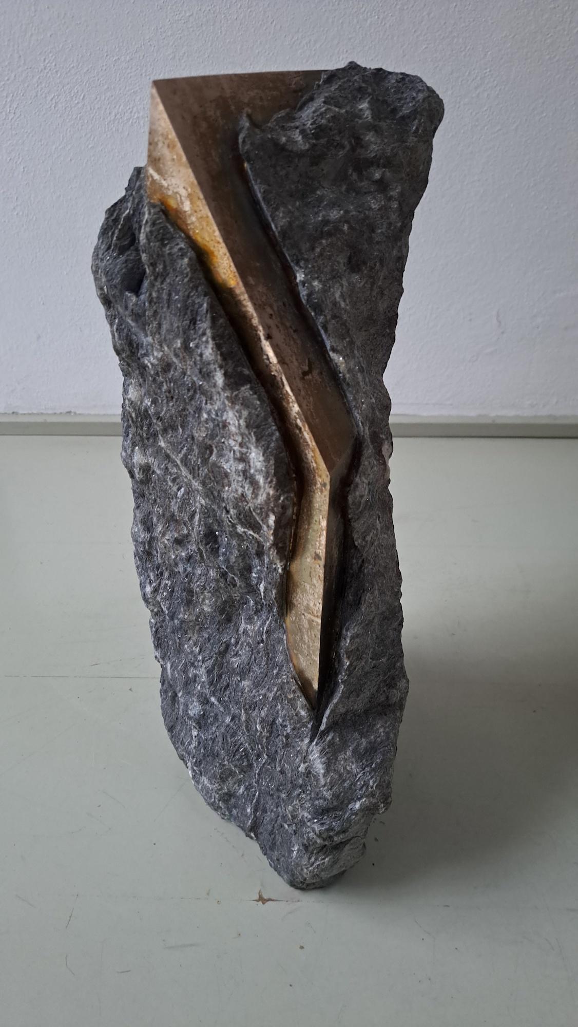 Sezione Aurea 57-2020 di Mattia Bosco - Scultura in marmo e foglia d'argento, roccia in vendita 6