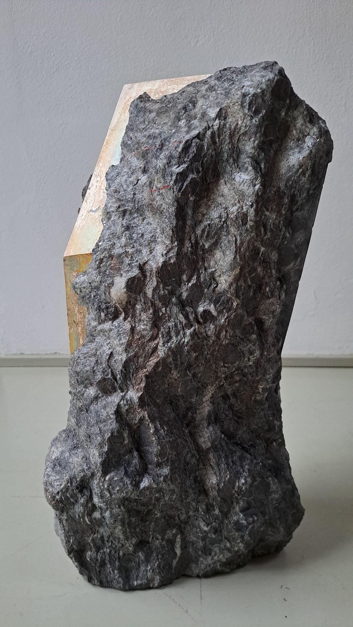 Sezione Aurea 57-2020 di Mattia Bosco - Scultura in marmo e foglia d'argento, roccia in vendita 7