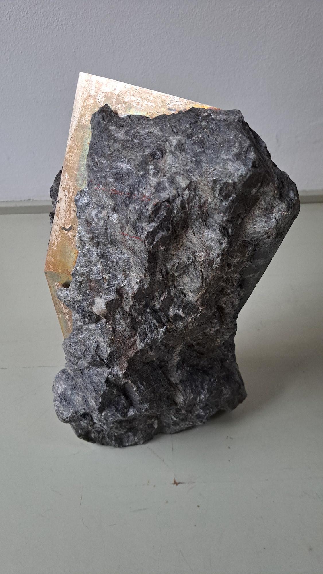 Sezione Aurea 57-2020 di Mattia Bosco - Scultura in marmo e foglia d'argento, roccia in vendita 8