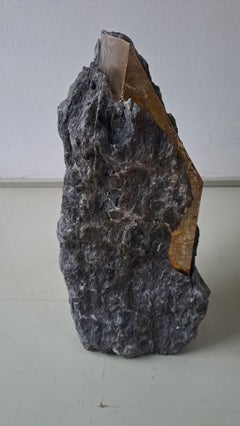 Sezione Aurea 57-2020 von Mattia Bosco – Skulptur aus Marmor und Blattsilber, Felsenskulptur