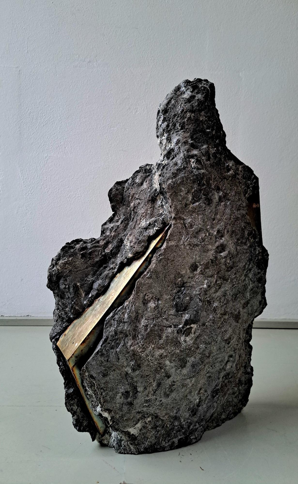 Sezione Aurea 59-2020 di Mattia Bosco - Scultura in marmo e foglia d'argento, roccia in vendita 1