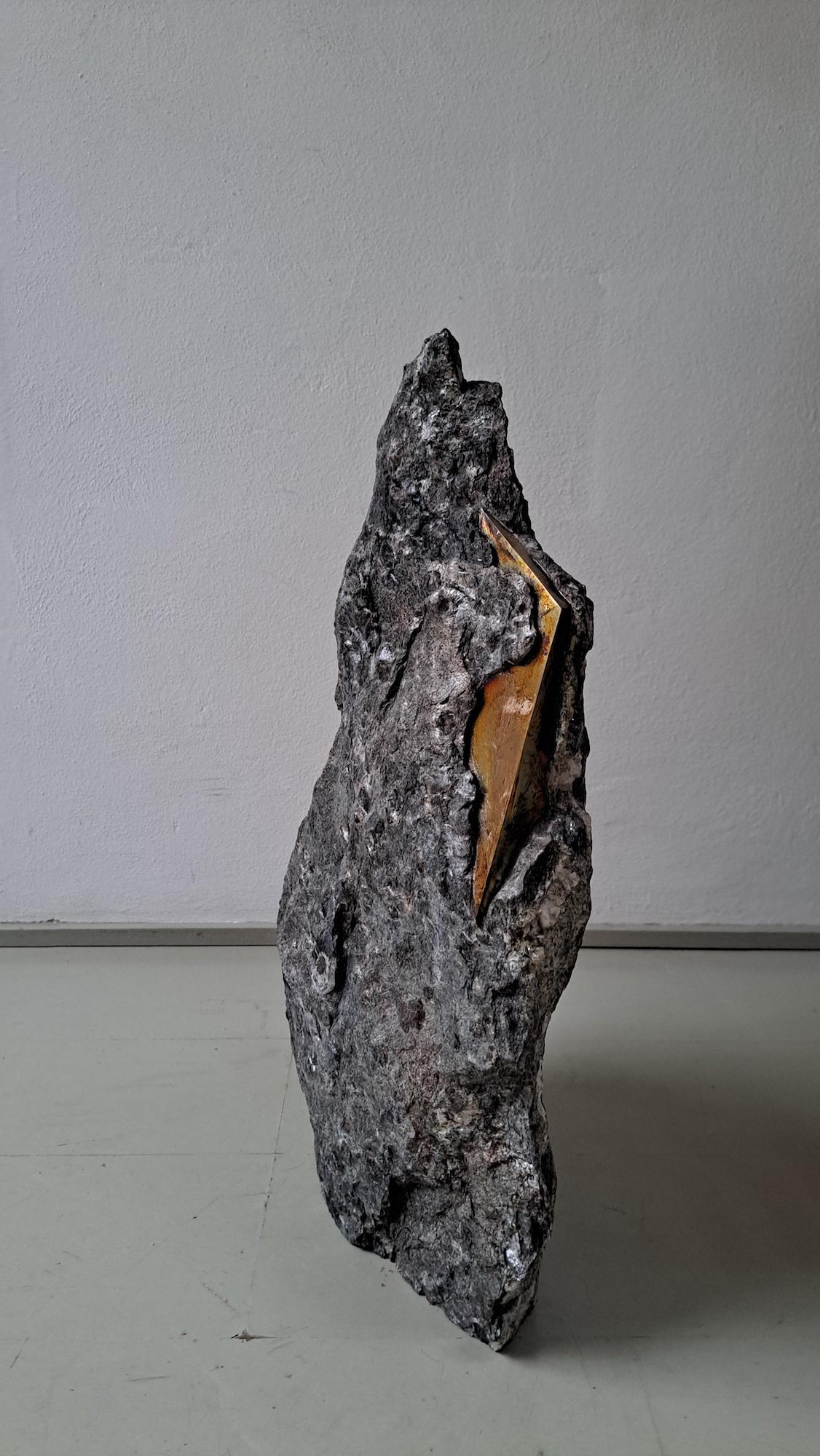 Sezione Aurea 59-2020 di Mattia Bosco - Scultura in marmo e foglia d'argento, roccia in vendita 2