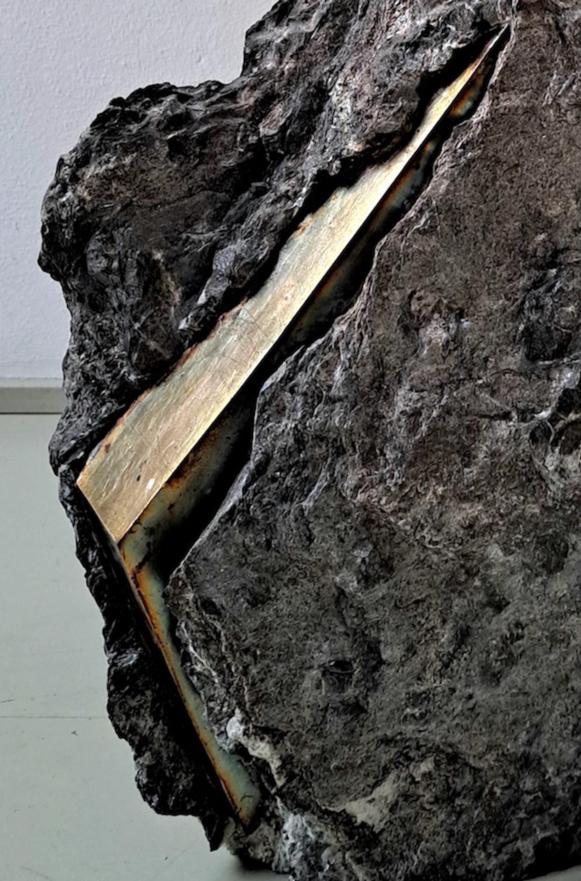 Sezione Aurea 59-2020 di Mattia Bosco - Scultura in marmo e foglia d'argento, roccia in vendita 3