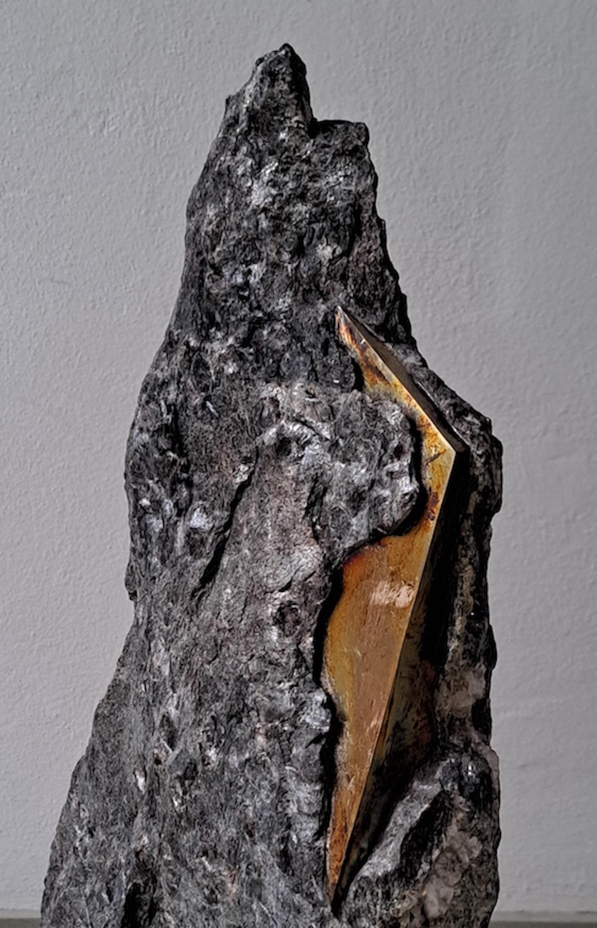 Sezione Aurea 59-2020 di Mattia Bosco - Scultura in marmo e foglia d'argento, roccia in vendita 4