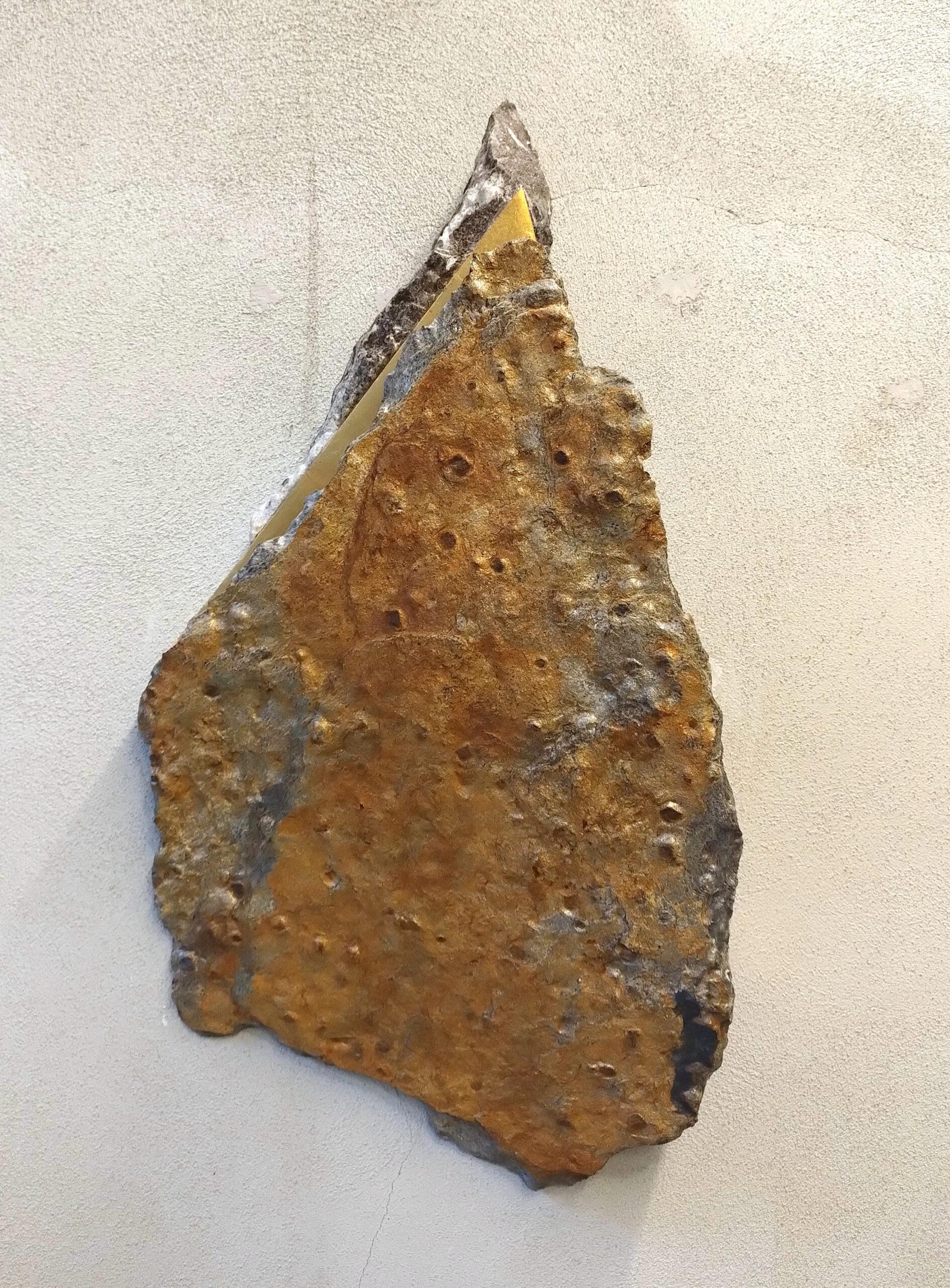 Sezione Aurea A12 by Mattia Bosco - Escultura mural, mármol, pan de oro, abstracto en venta 2