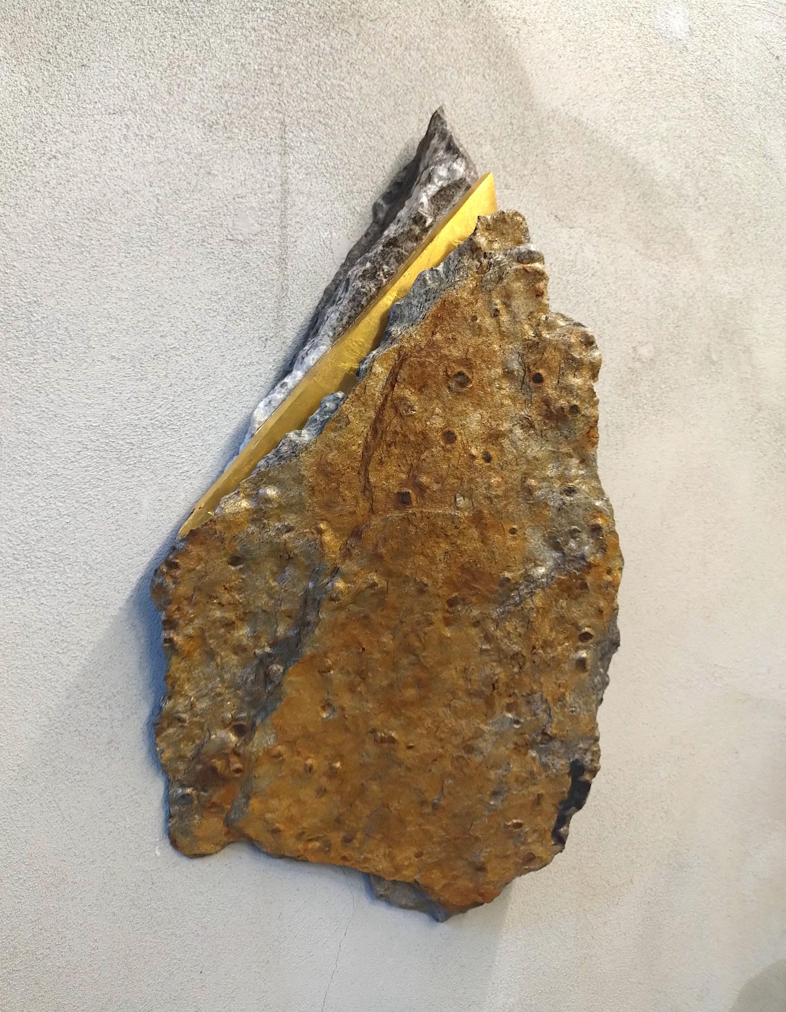 Sezione Aurea A12 by Mattia Bosco - Escultura mural, mármol, pan de oro, abstracto en venta 3