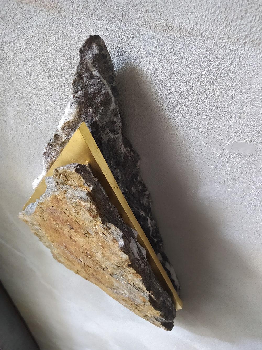Sezione Aurea A12 by Mattia Bosco - Escultura mural, mármol, pan de oro, abstracto en venta 6