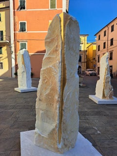 „Sezione Aurea-C3“ von Mattia Bosco – Monumentale Marmorskulptur, Blattgold