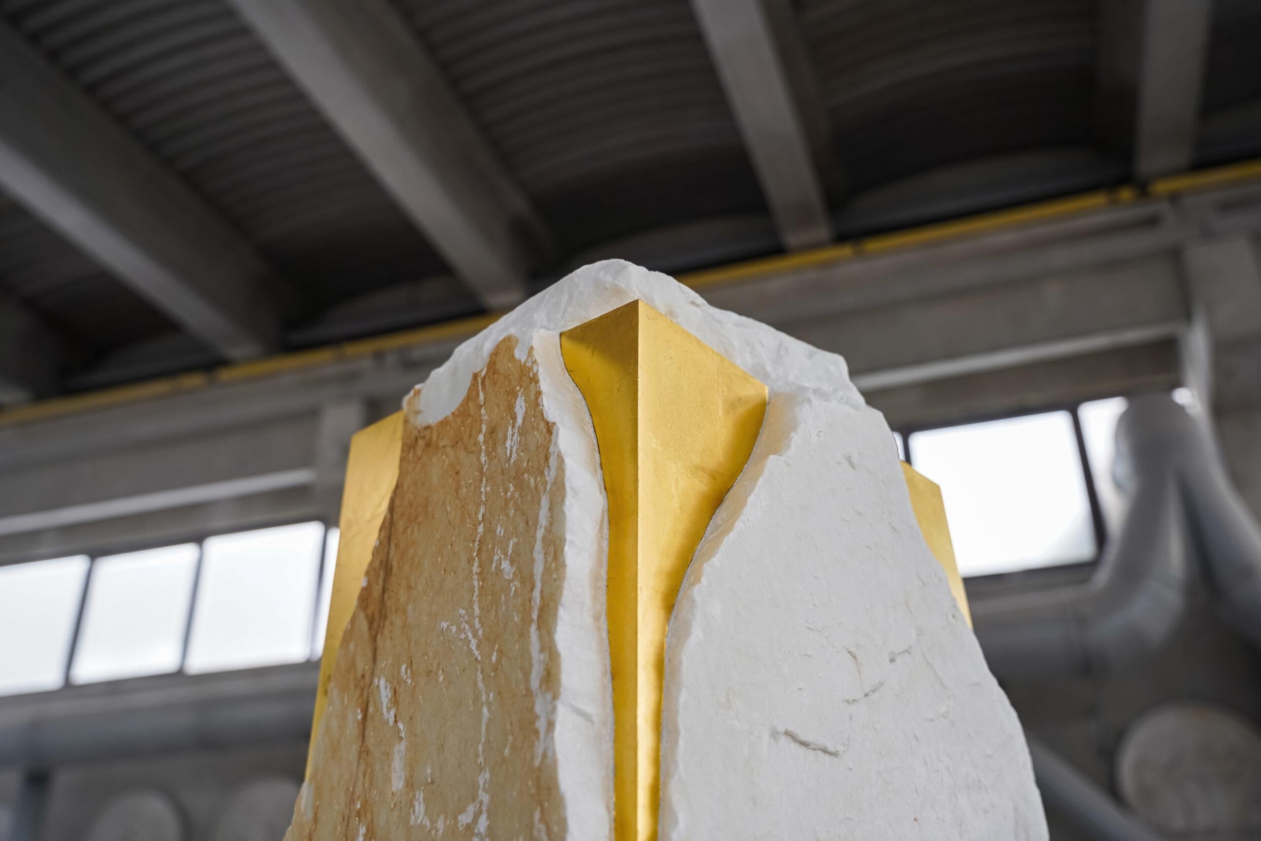 Sezione Aurea-C3 von Mattia Bosco - Monumentale Skulptur, Marmor, Weiß, Gold im Angebot 2