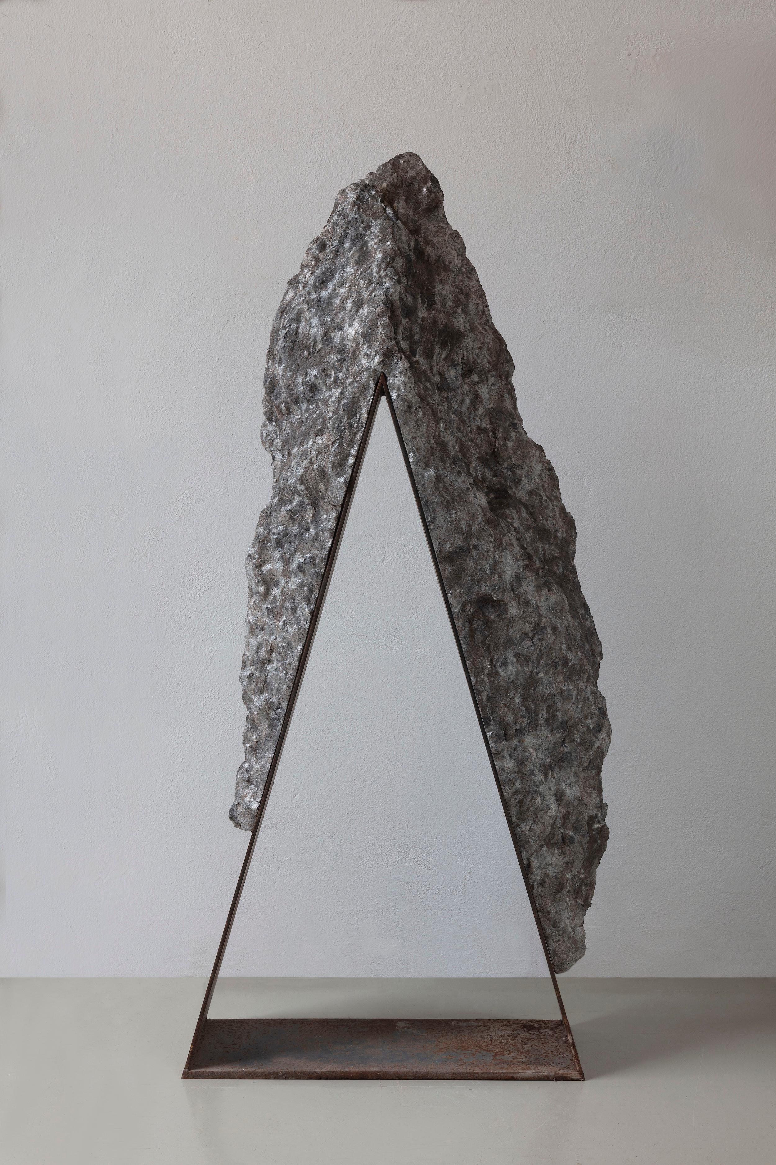 Stonegate 8 di Mattia Bosco - Scultura astratta, marmo Palissandro, triangolo