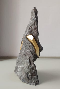 SW1 von Mattia Bosco - Abstrakte Marmorskulptur, Blattgold, schwarzer Palissandro