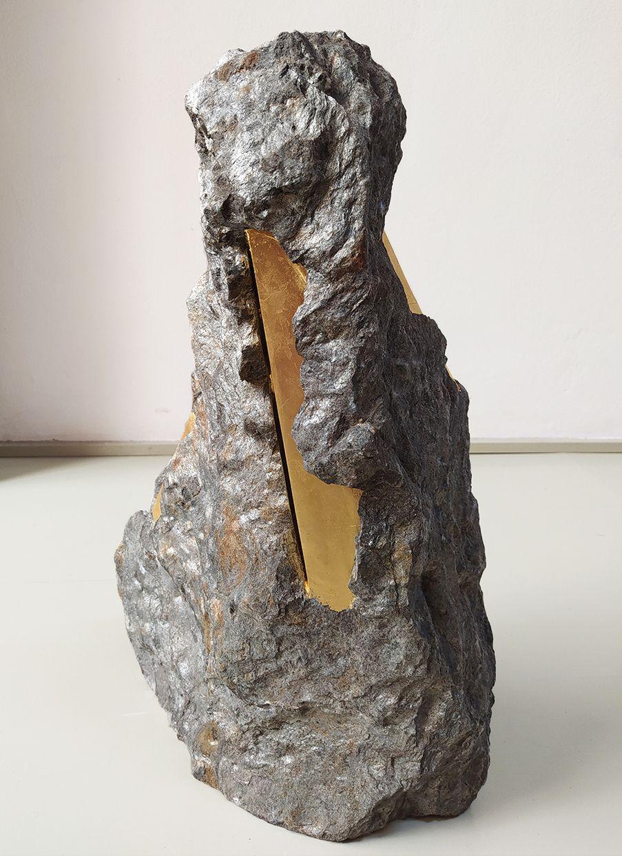 SW2 de Mattia Bosco - Sculpture abstraite, marbre noir de Palissandre et feuille d'or en vente 1