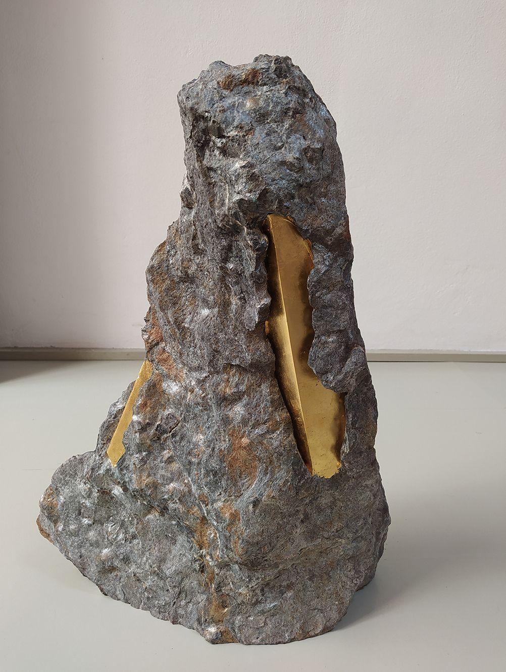 SW2 est une sculpture unique de l'artiste contemporain Mattia Bosco. Cette sculpture est réalisée en marbre noir de Palissandre et en feuilles d'or. Ses dimensions sont de 52 × 38 × 16 cm (20,5 × 15 × 6,3 in). 
Cette sculpture est une pièce unique