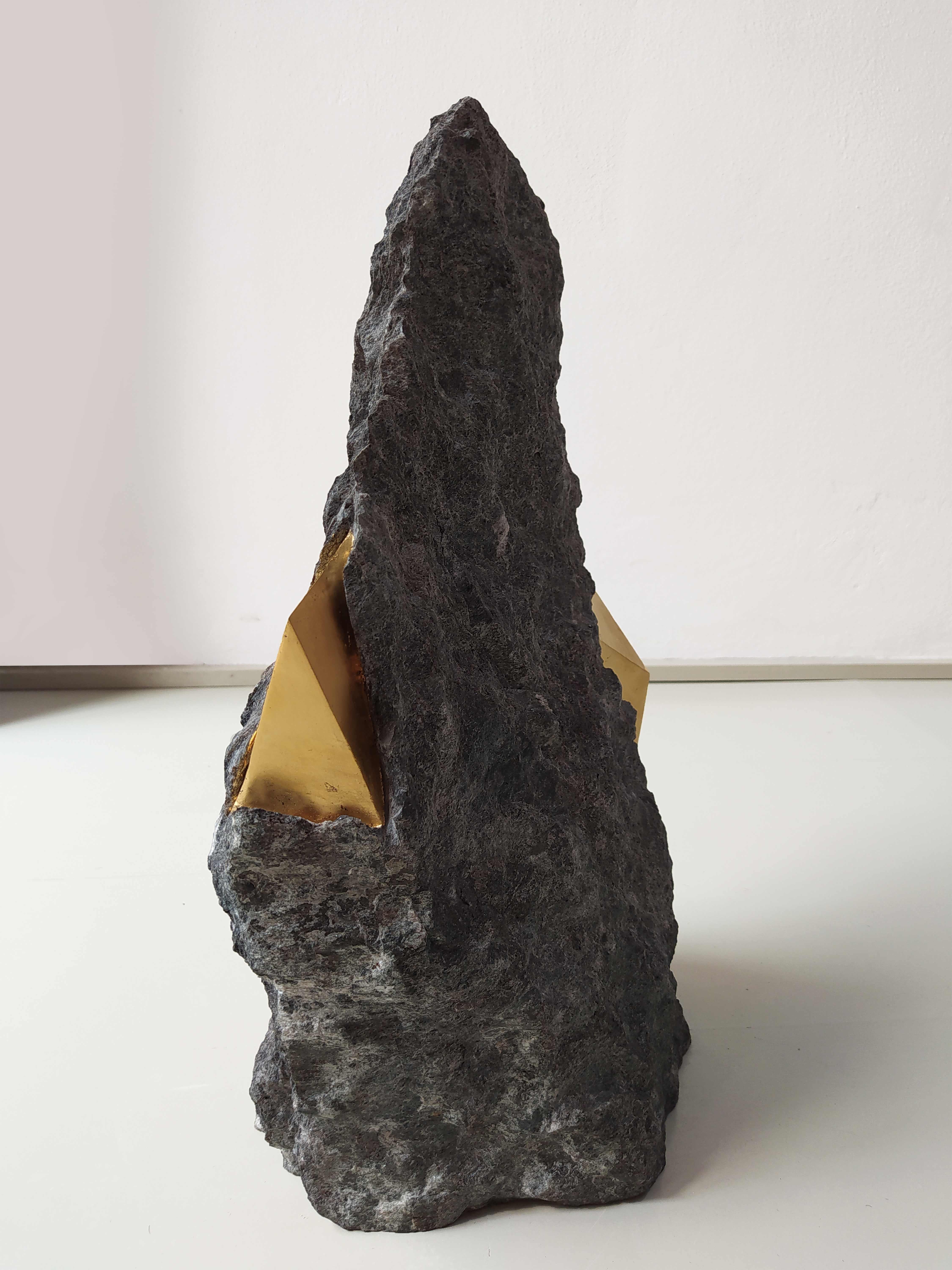 SW5 von Mattia Bosco - Skulptur aus schwarzem Palissandro-Marmor und Blattgold, abstrakt im Angebot 2