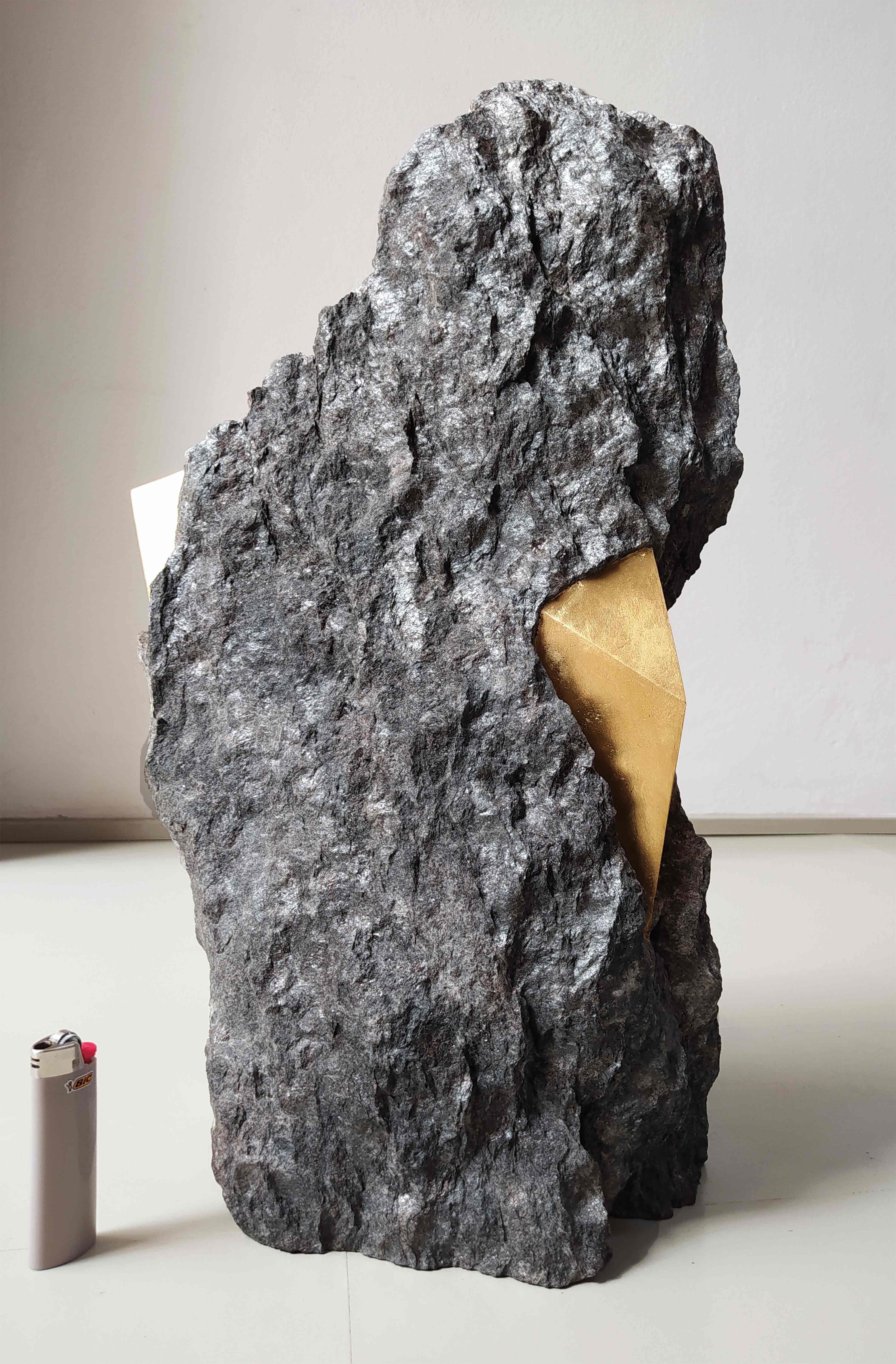 SW5 von Mattia Bosco - Skulptur aus schwarzem Palissandro-Marmor und Blattgold, abstrakt im Angebot 3