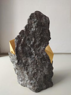 SW5 von Mattia Bosco - Skulptur aus schwarzem Palissandro-Marmor und Blattgold, abstrakt