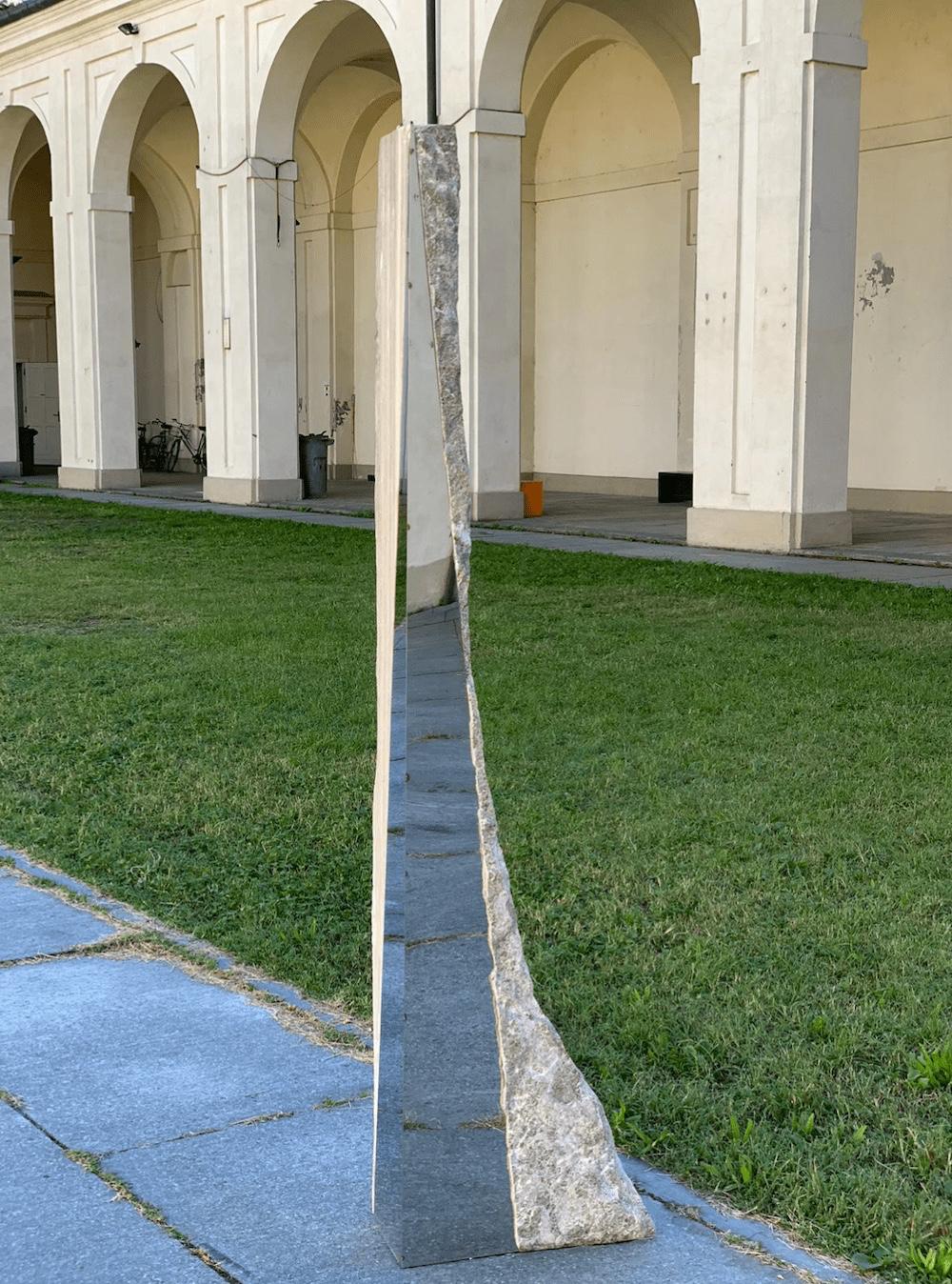 Sin título IV de Mattia Bosco - Escultura de gran tamaño, mármol, acero inoxidable en venta 1