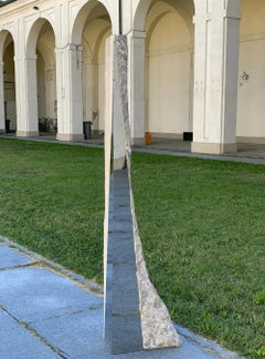 Untitled IV von Mattia Bosco – Skulptur in Großformat, Marmor, Edelstahl