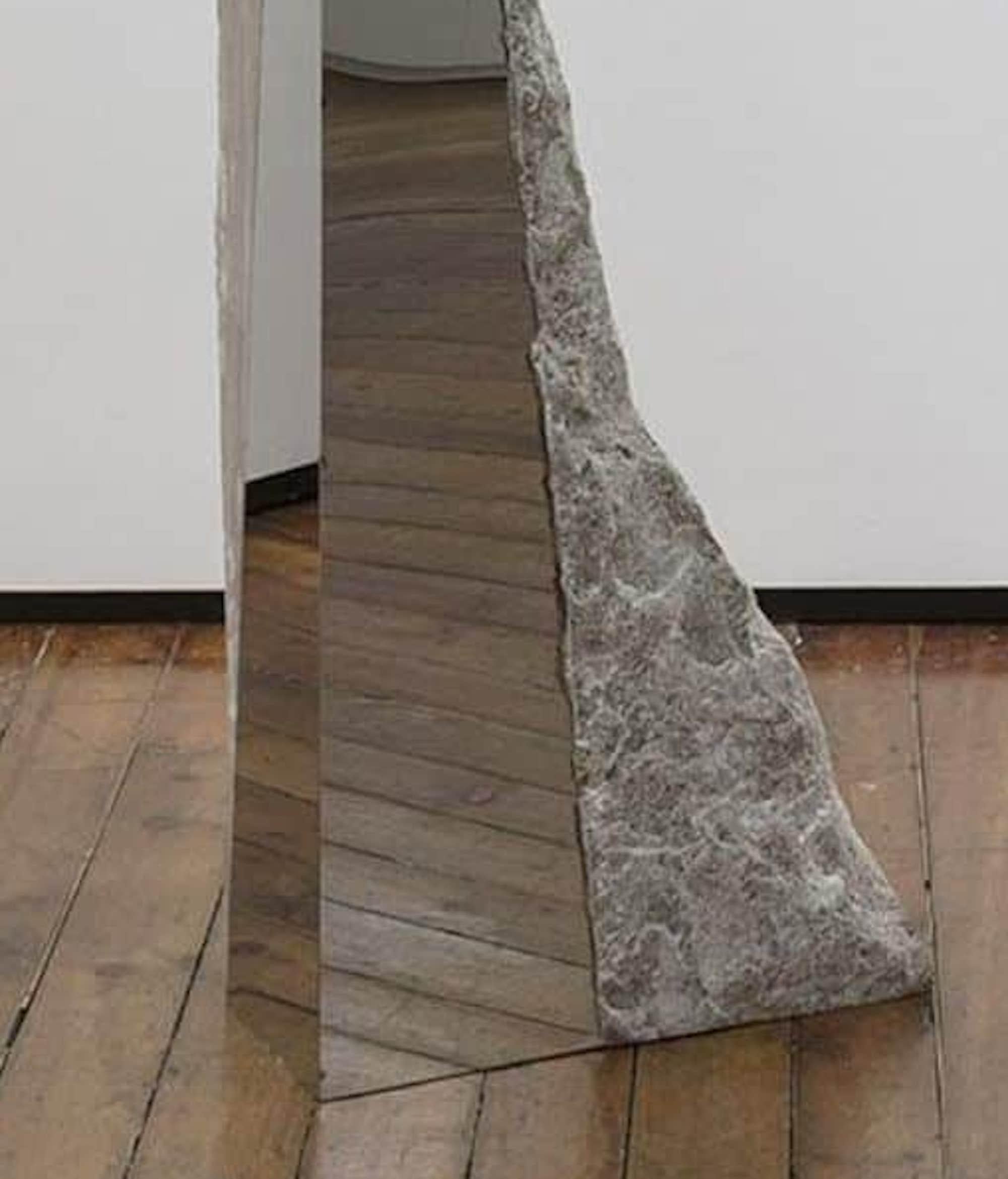 Sin título IV de Mattia Bosco - Escultura de gran tamaño, mármol, acero inoxidable en venta 3