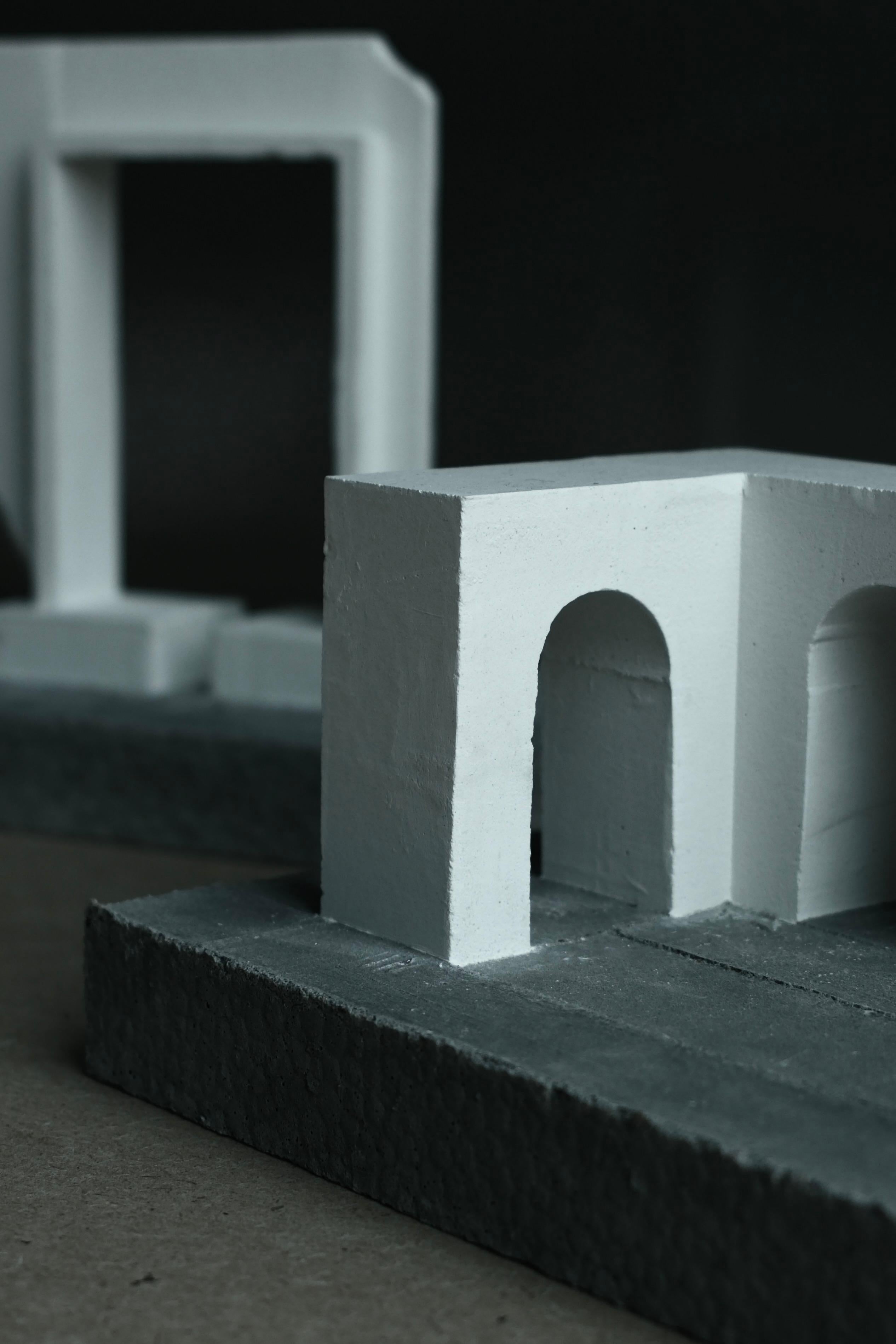 Architektonische Skulptur aus Beton und Gips, 2025 - 'Aqueduc' (Zeitgenössisch), Sculpture, von Mattia Listowski