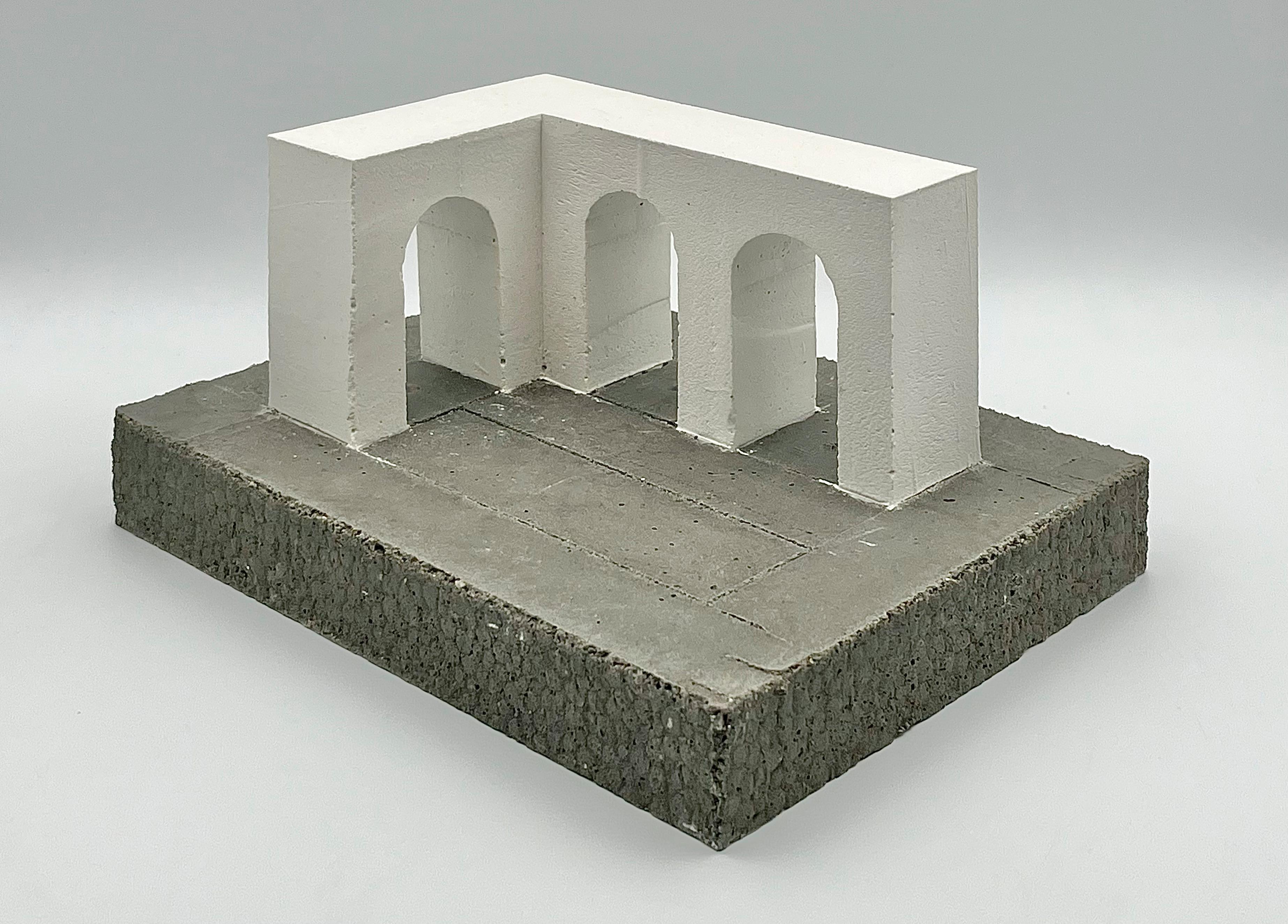 Architektonische Skulptur aus Beton und Gips, 2025 - 'Aqueduc' (Grau), Figurative Sculpture, von Mattia Listowski