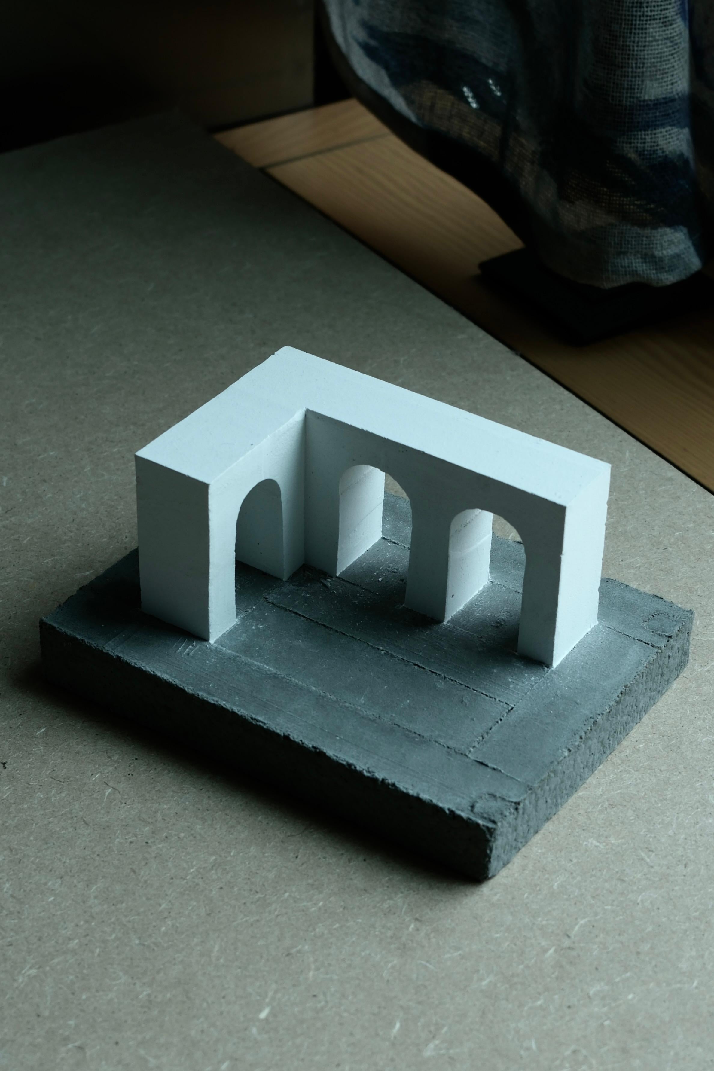 Architektonische Skulptur aus Beton und Gips, 2025 - 'Aqueduc' im Angebot 3