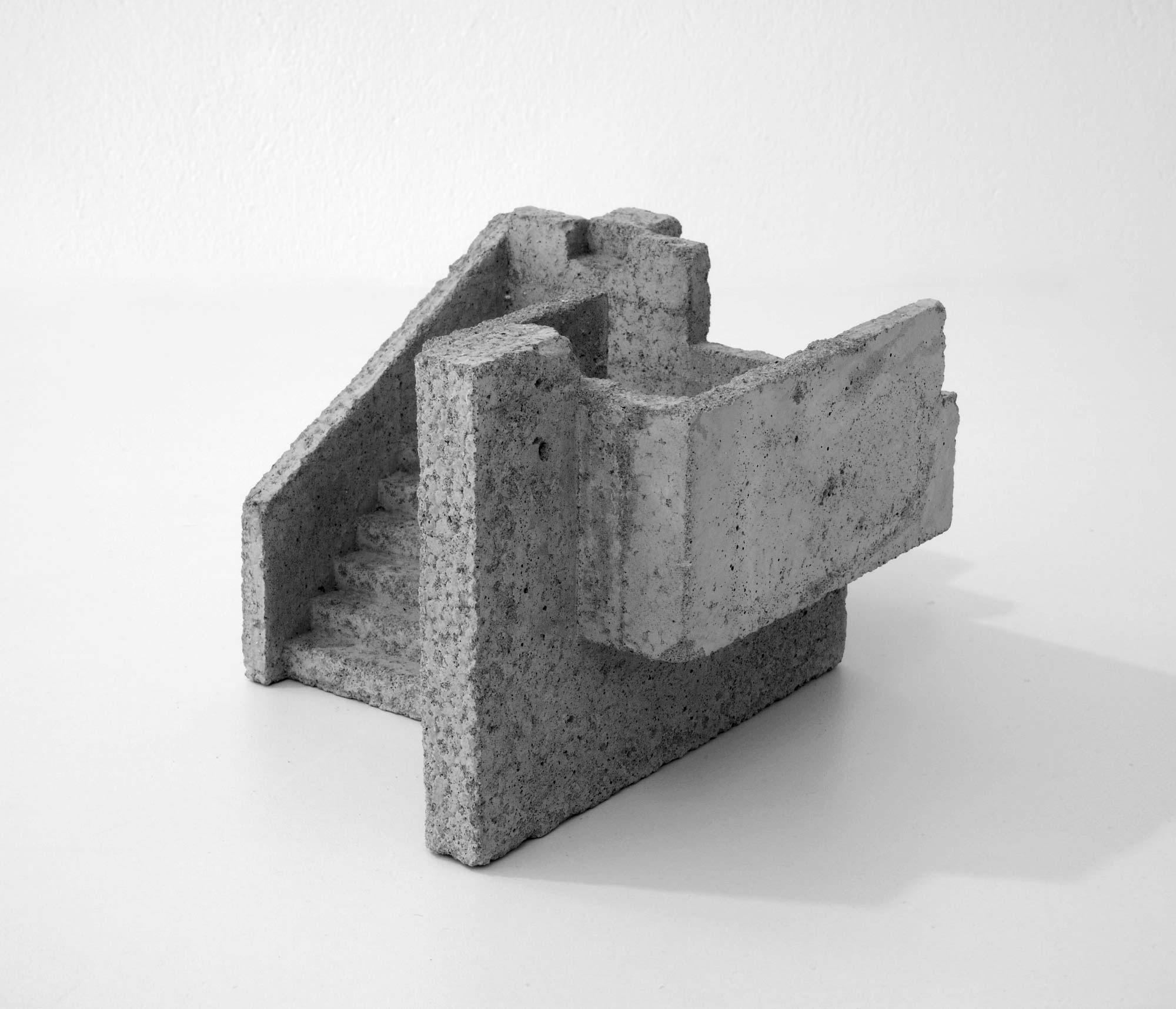 Architektonische Beton-Staircase-Skulptur, 2021 – „Escalier droite droite“ – Sculpture von Mattia Listowski