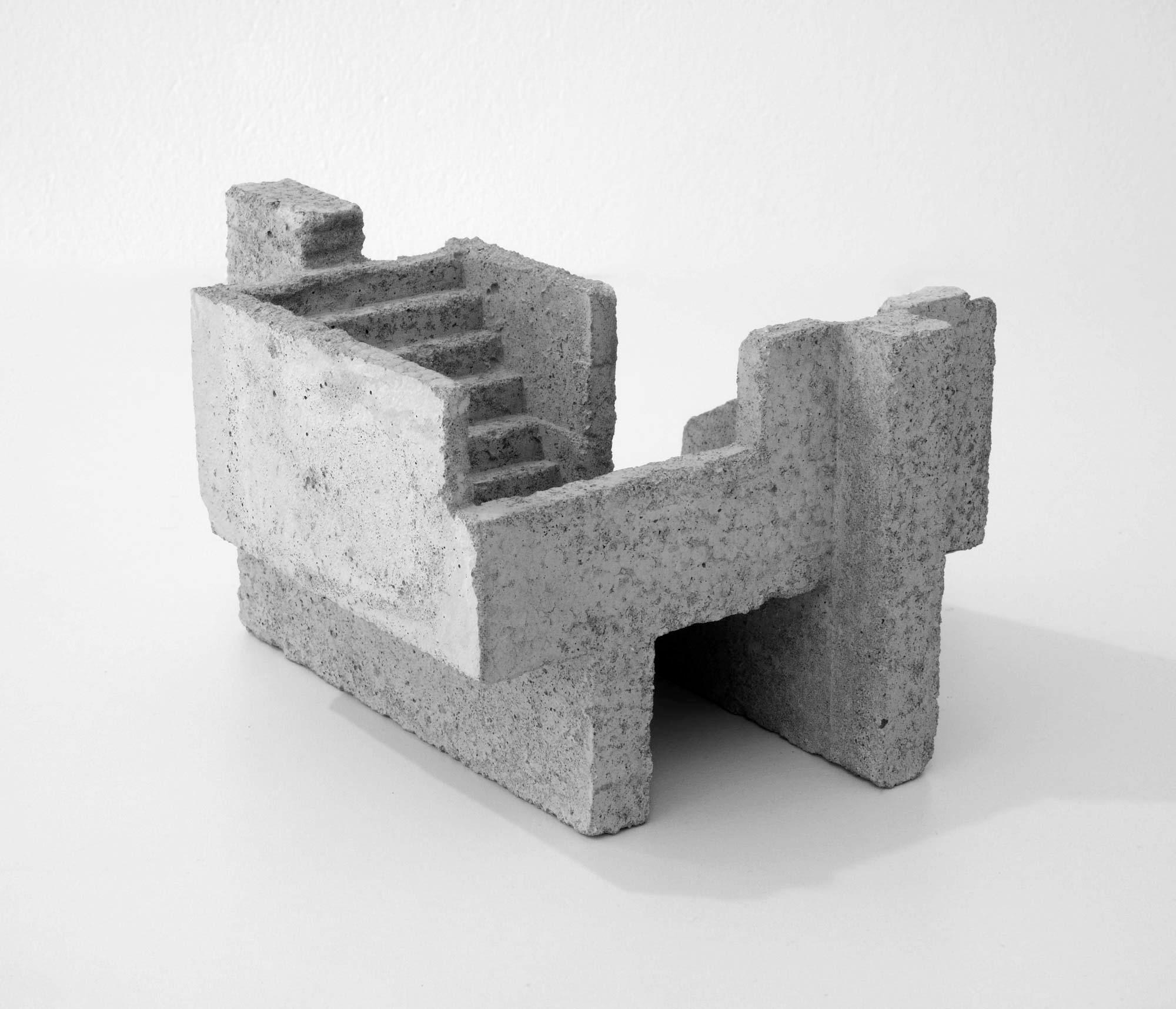 Architektonische Beton-Staircase-Skulptur, 2021 – „Escalier droite droite“ (Zeitgenössisch), Sculpture, von Mattia Listowski