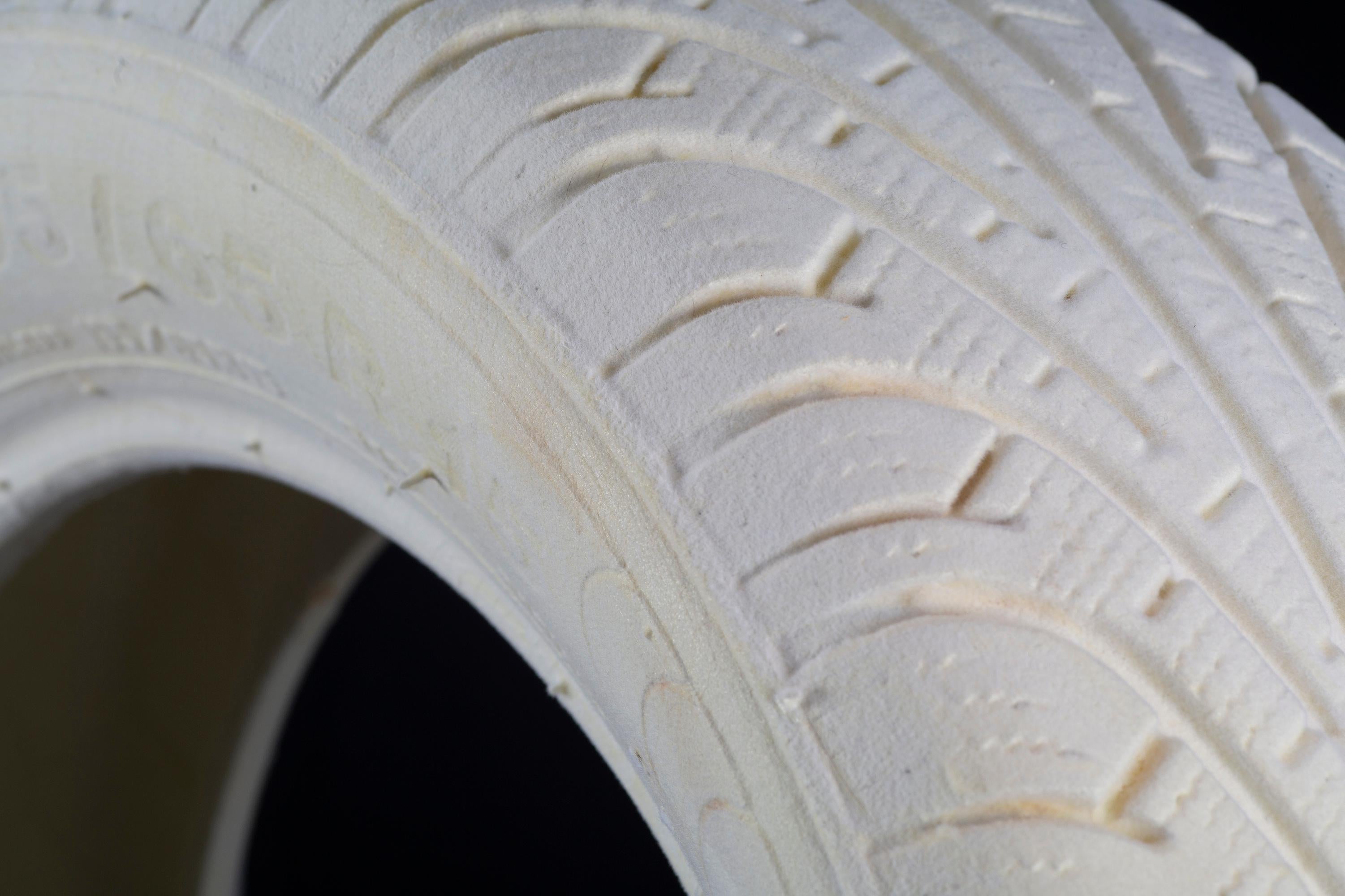 „Spinta Tire“ Konzeptionelle Skulptur, gefundenes Objekt (Zeitgenössisch), Sculpture, von Mattia Novello