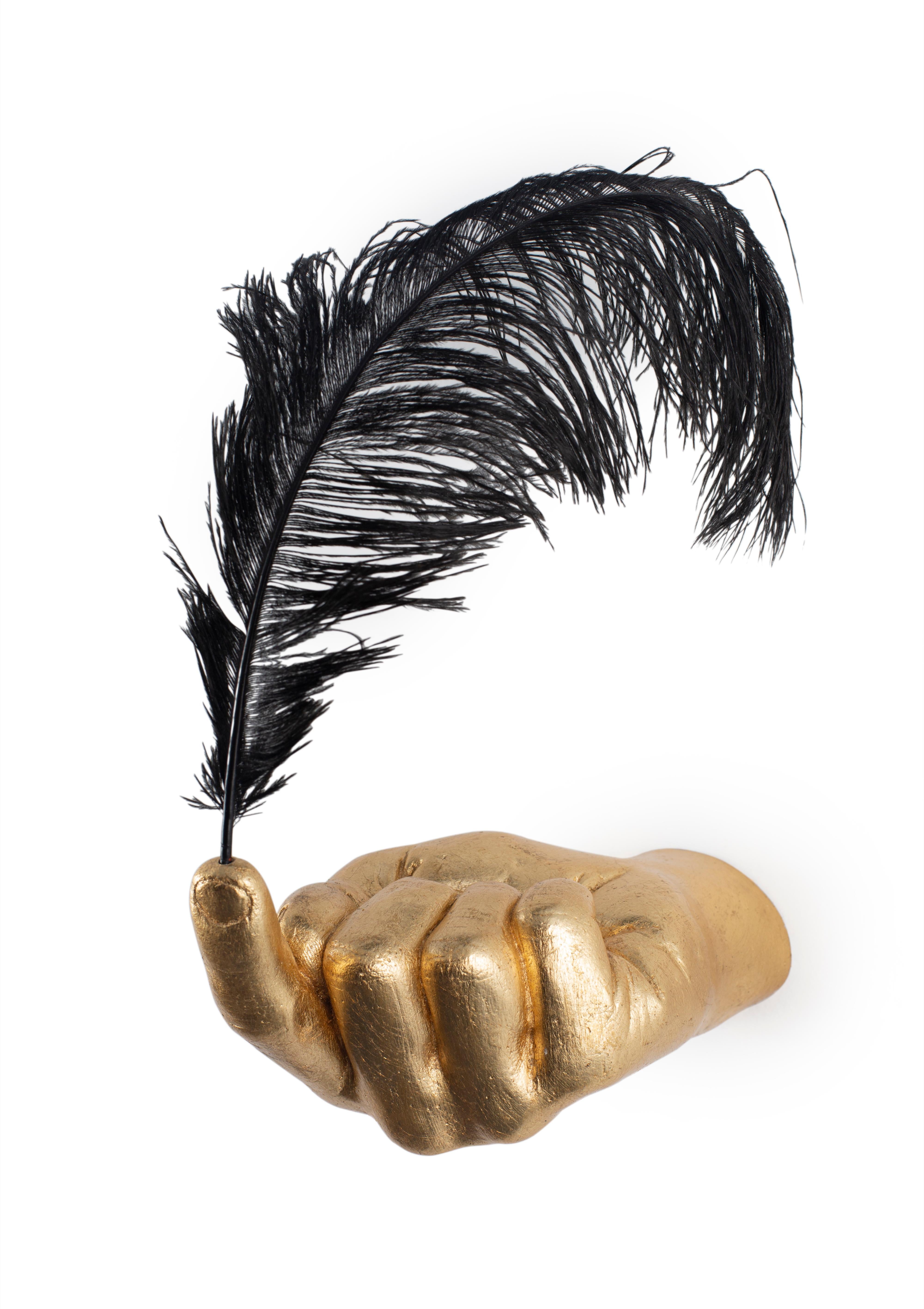 Mattia Novello Abstract Sculpture – „Das Gewicht des Mannes in Olympus“ Konzeptionelle Hand-Wandskulptur, Gold und Schwarz