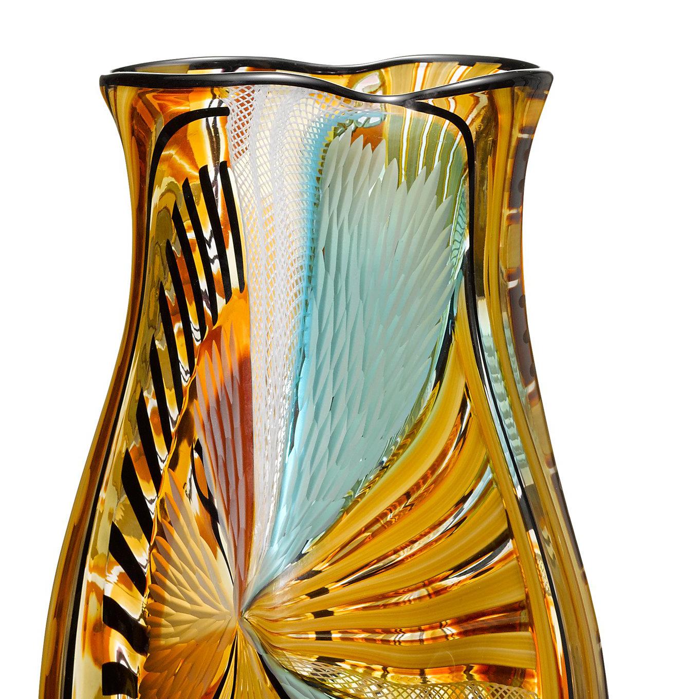 Einzigartige längliche Vase mit unregelmäßig geformter Mündung in traditioneller Muranoglasblas- und Kaltbearbeitungstechnik.
